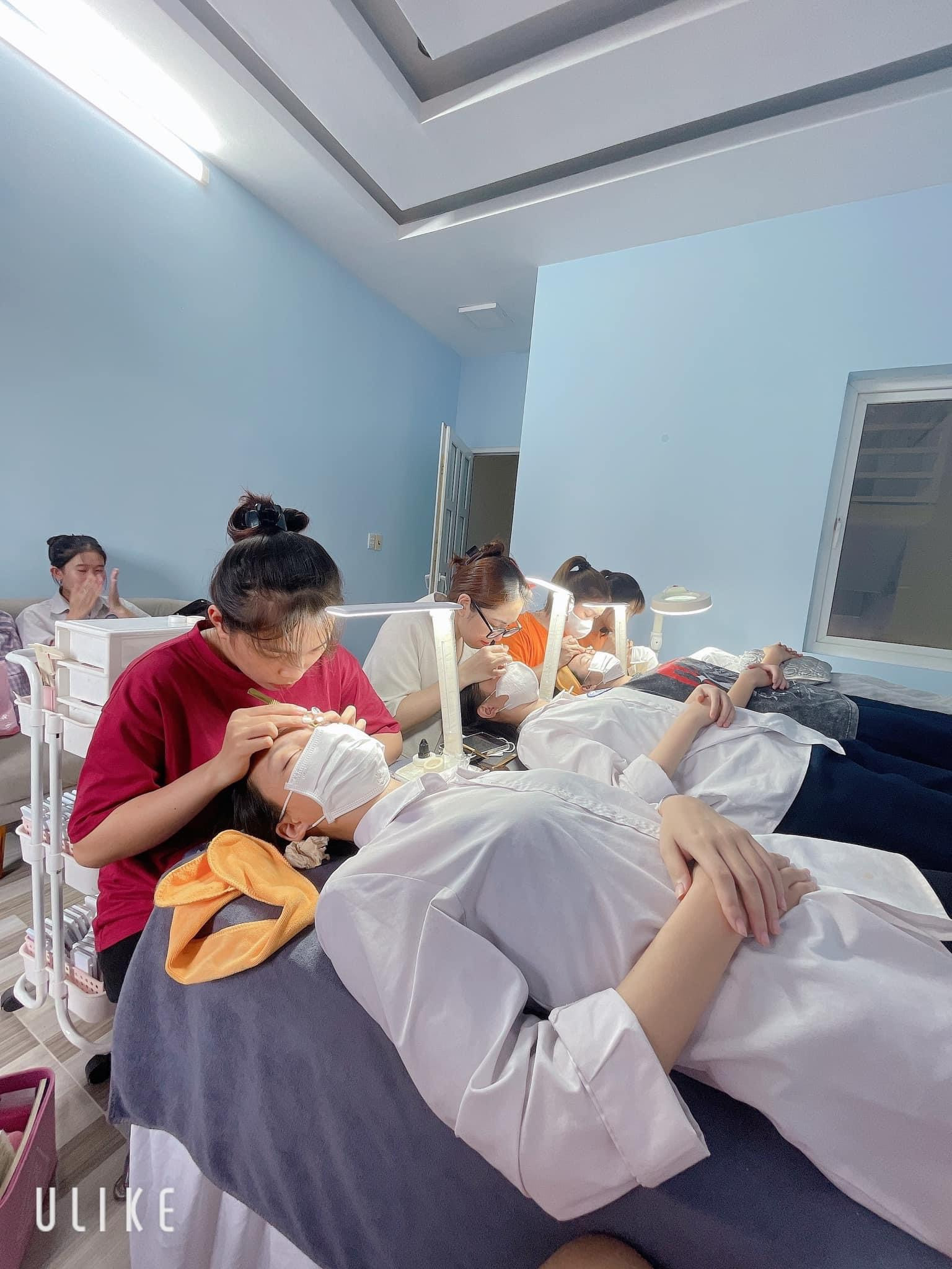 MÌNH MỞ PHUN XĂM DƯ 2 TẦNG CẦN TÌM NGƯỜI GHÉP SPA HOẶC MI 13766389