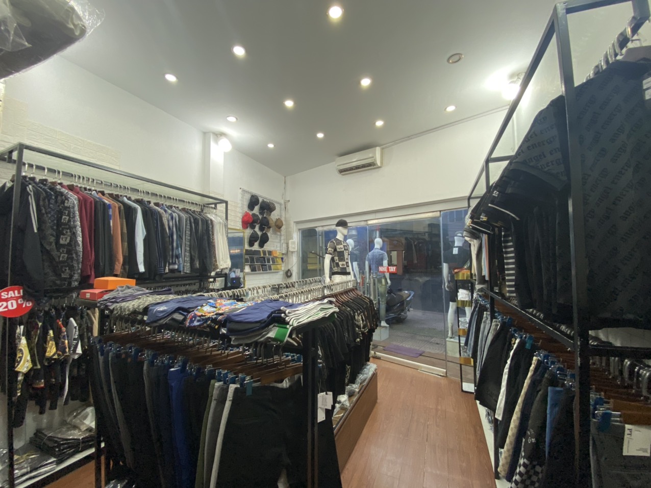 Cần sang nhượng lại cửa hàng quần áo nam tại 70 Phùng Hưng, Phúc La, Hà Đông, Hà Nội. Nhà 3 tầng, 13791704