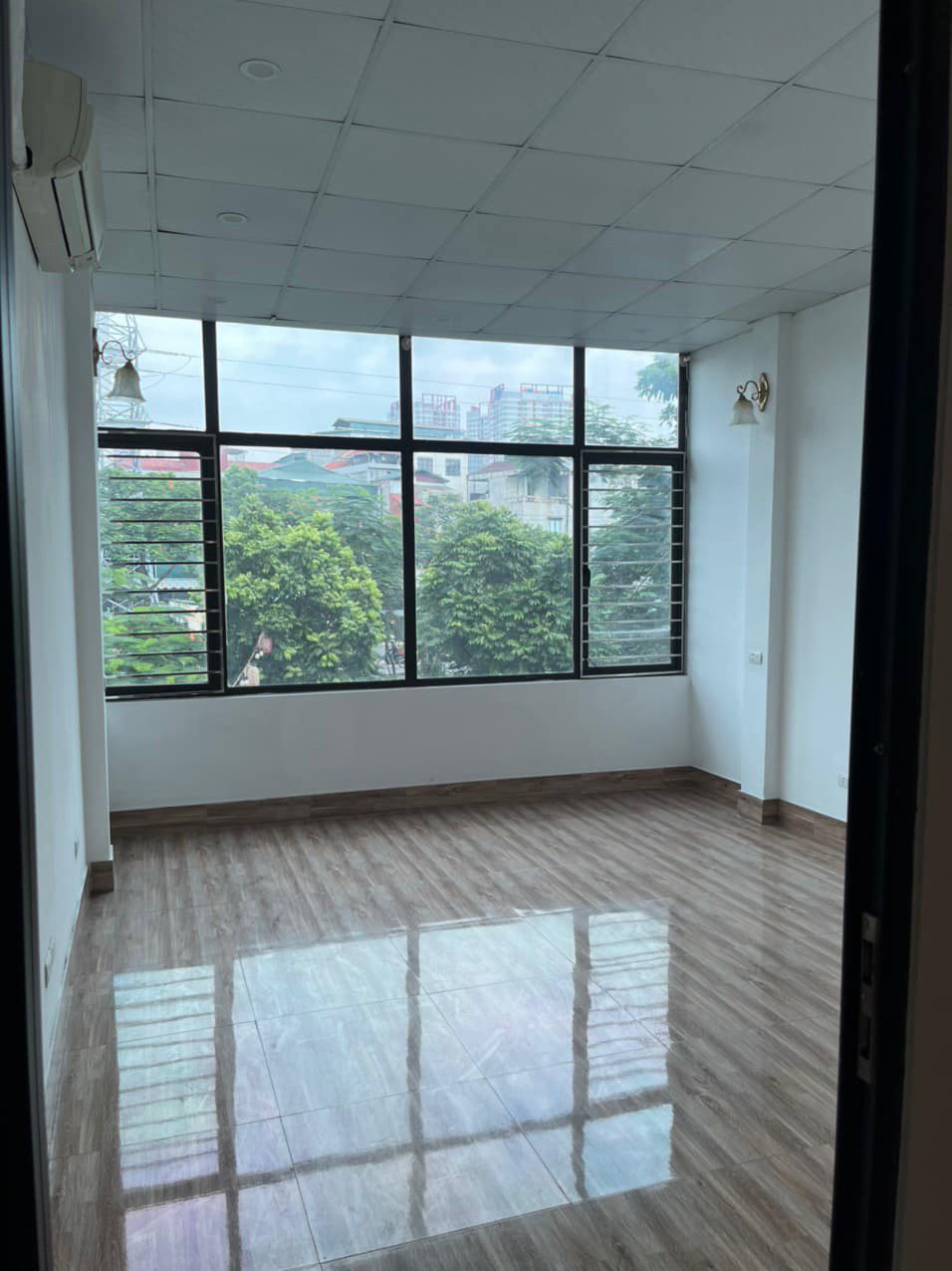 Cho thuê nhà MP Bờ Sông Sét , 90m2 x 2 tầng , giá 30tr 13812089