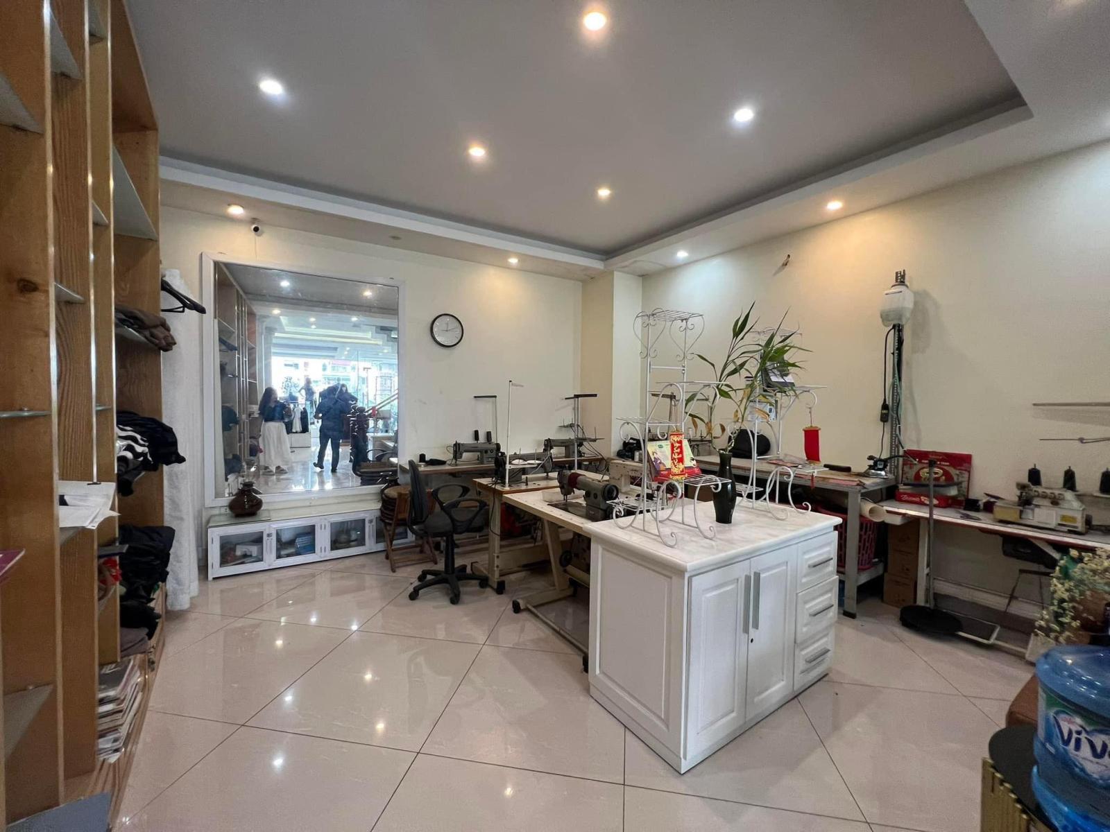 Nhà đẹp mặt hồ Ngọc Lâm, 100m x 4 tầng, mặt tiền 7.3m, ôtô dừng đỗ 13852631