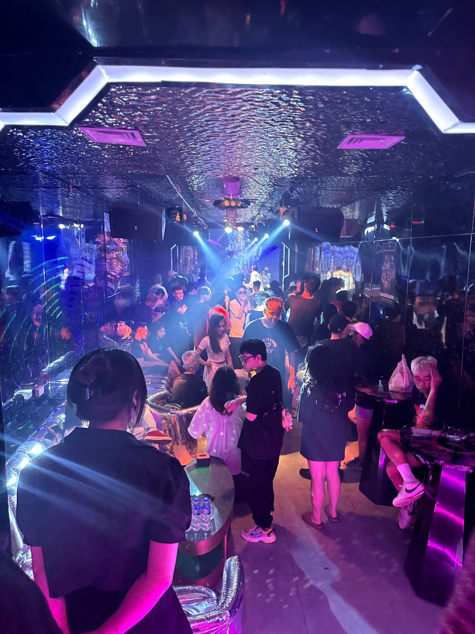 CẦN SANG NHƯỢNG QUÁN BAR PHỐ CỔ  tại phố Hàng Buồm 13865100