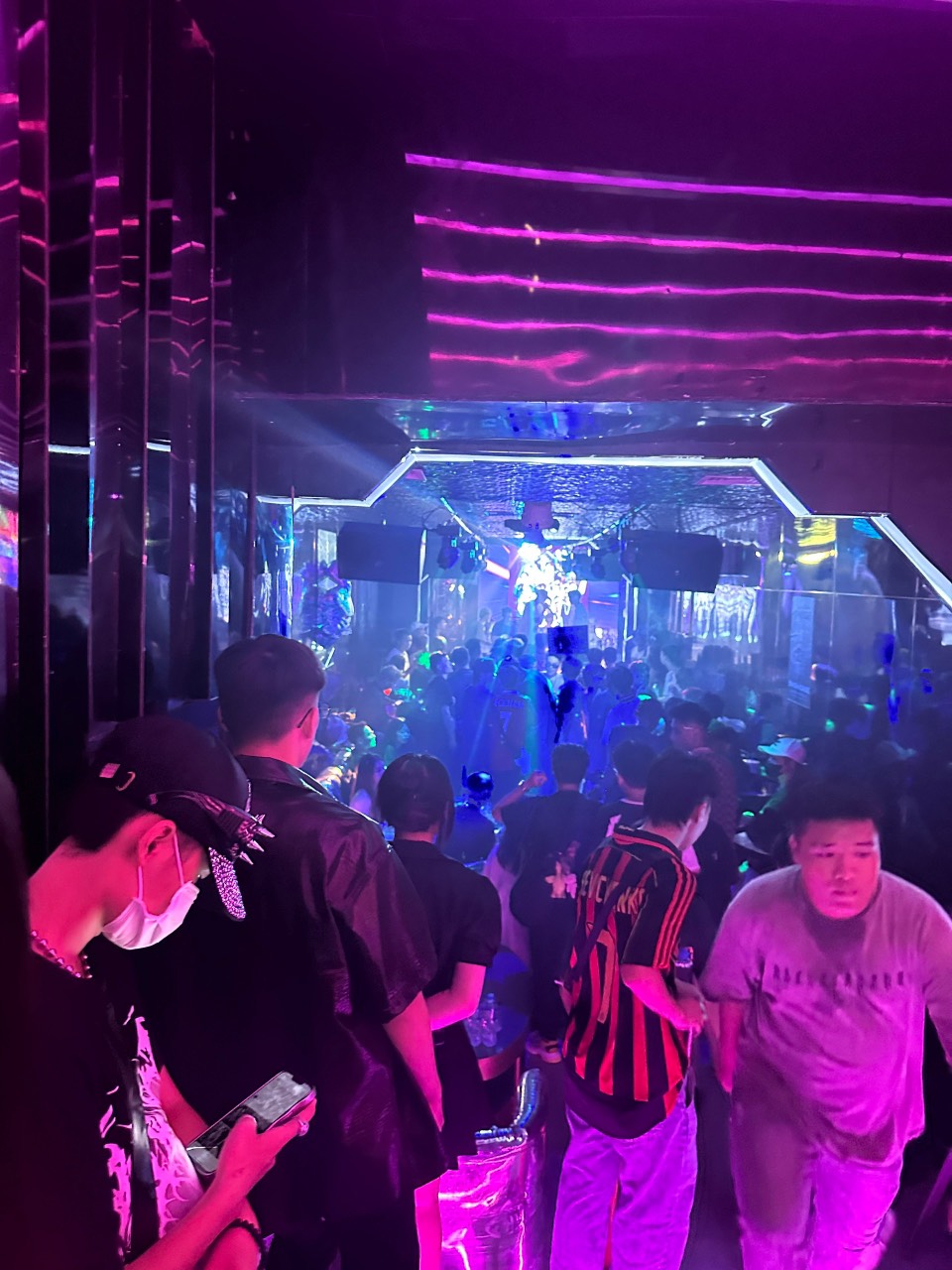 CẦN SANG NHƯỢNG QUÁN BAR PHỐ CỔ  tại phố Hàng Buồm 13865100