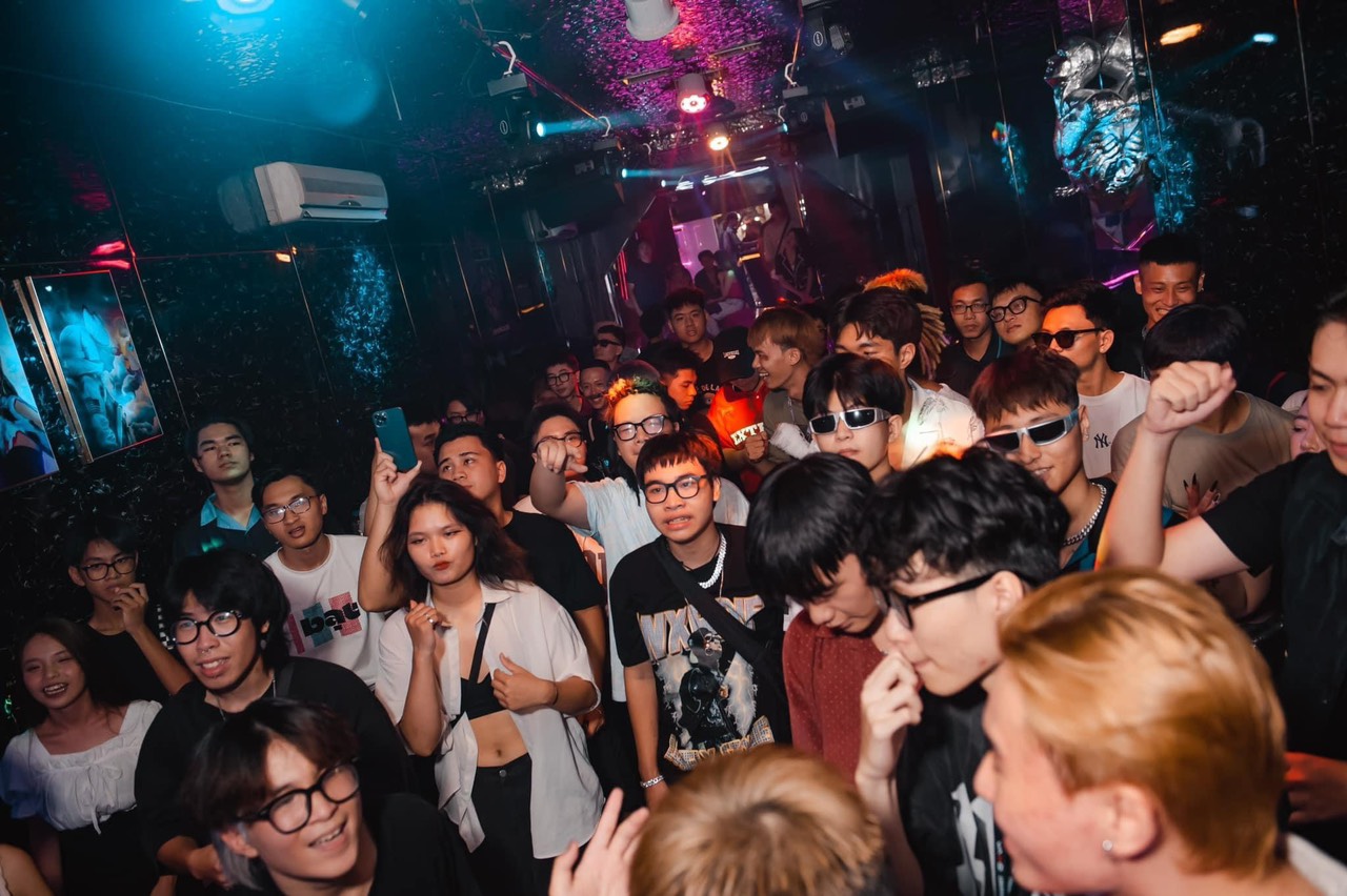 CẦN SANG NHƯỢNG QUÁN BAR PHỐ CỔ  tại phố Hàng Buồm 13865100