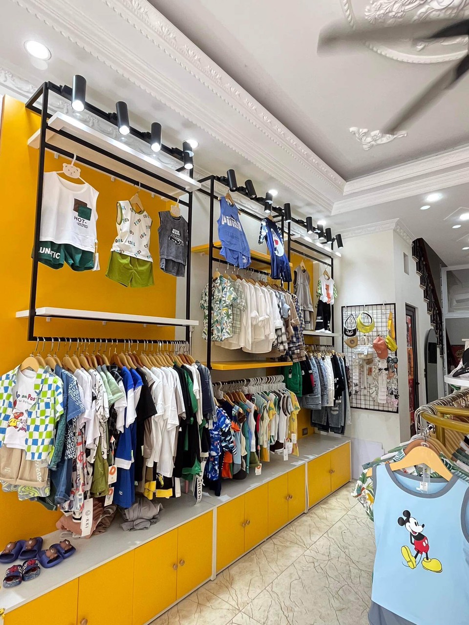 Chuẩn bị sinh bé không có thời gian quản lý shop nên m cần sang nhượng cửa hàng quần áo trẻ em ạ 13880140