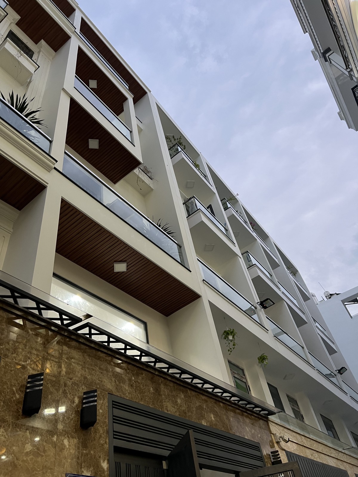 NGUYỄN THÁI SƠN – 60M2 VUÔNG VỨC – 5 TẦNG – 5 PHÒNG NGỦ LỚN  13888091