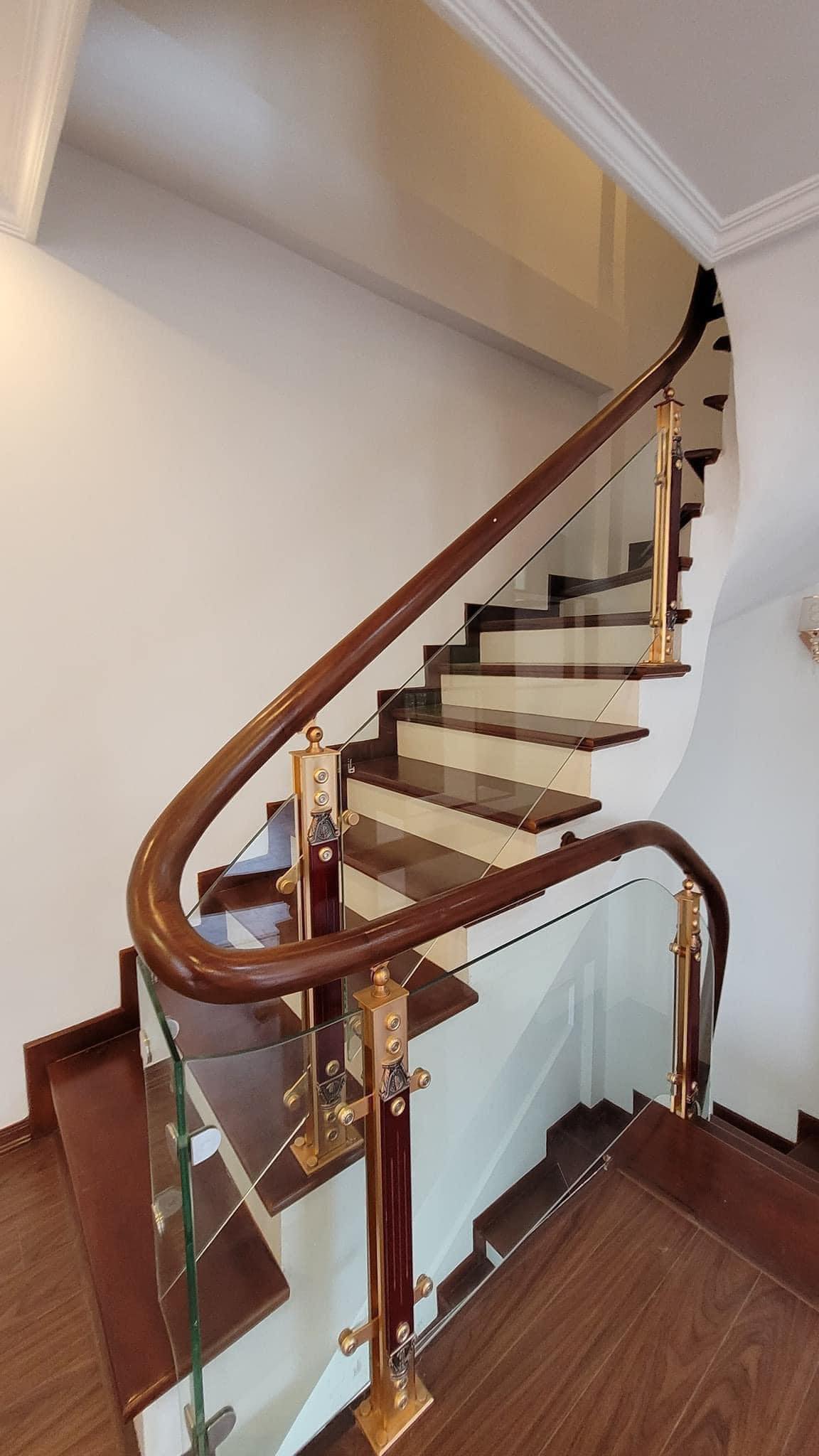 bán nhà lô góc Hồng Tiến-Bồ Đề, 40m x 5tầng, gara, kinh doanh, full nội thất 13888119