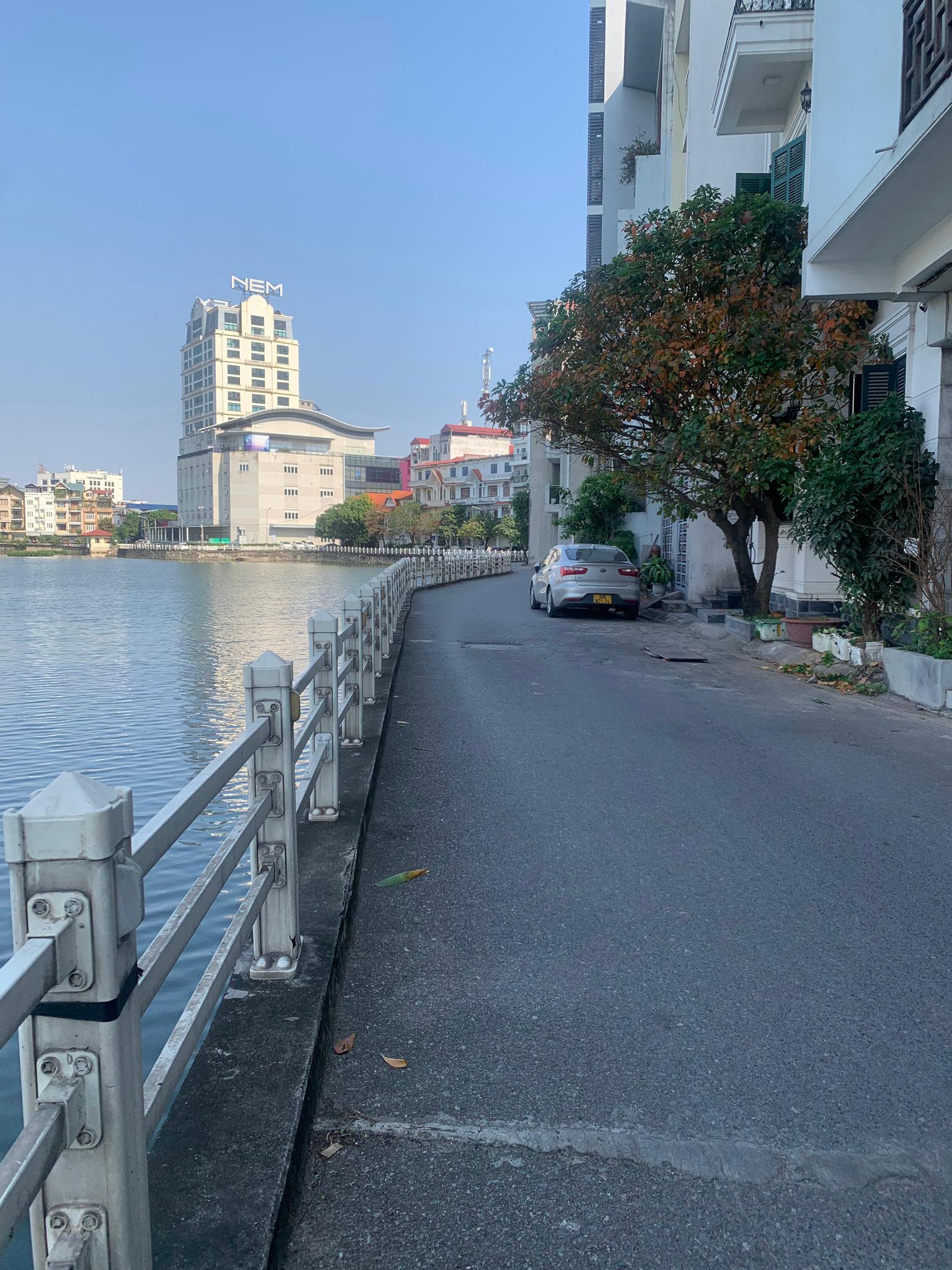 Siêu hiếm nhà mặt hồ Ngọc Lâm, 1 mặt ngõ, 140m x 4tầng, nở hậu, full thổ cư 13891953