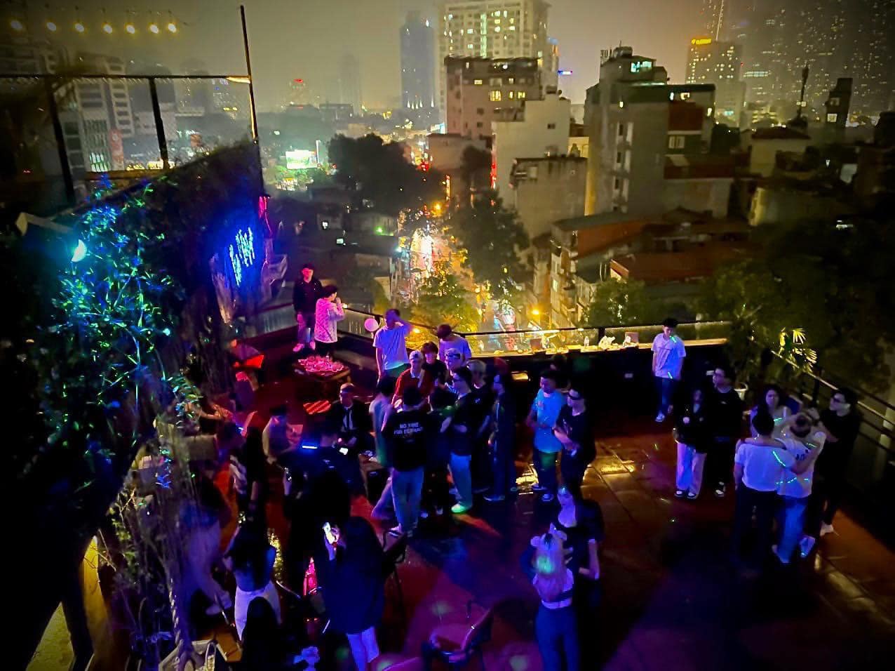 Cho thuê sân thượng kinh doanh cafe rooftop tại Nguyễn Phúc Lai , DTSD 150m2 , giá 15tr 13912129