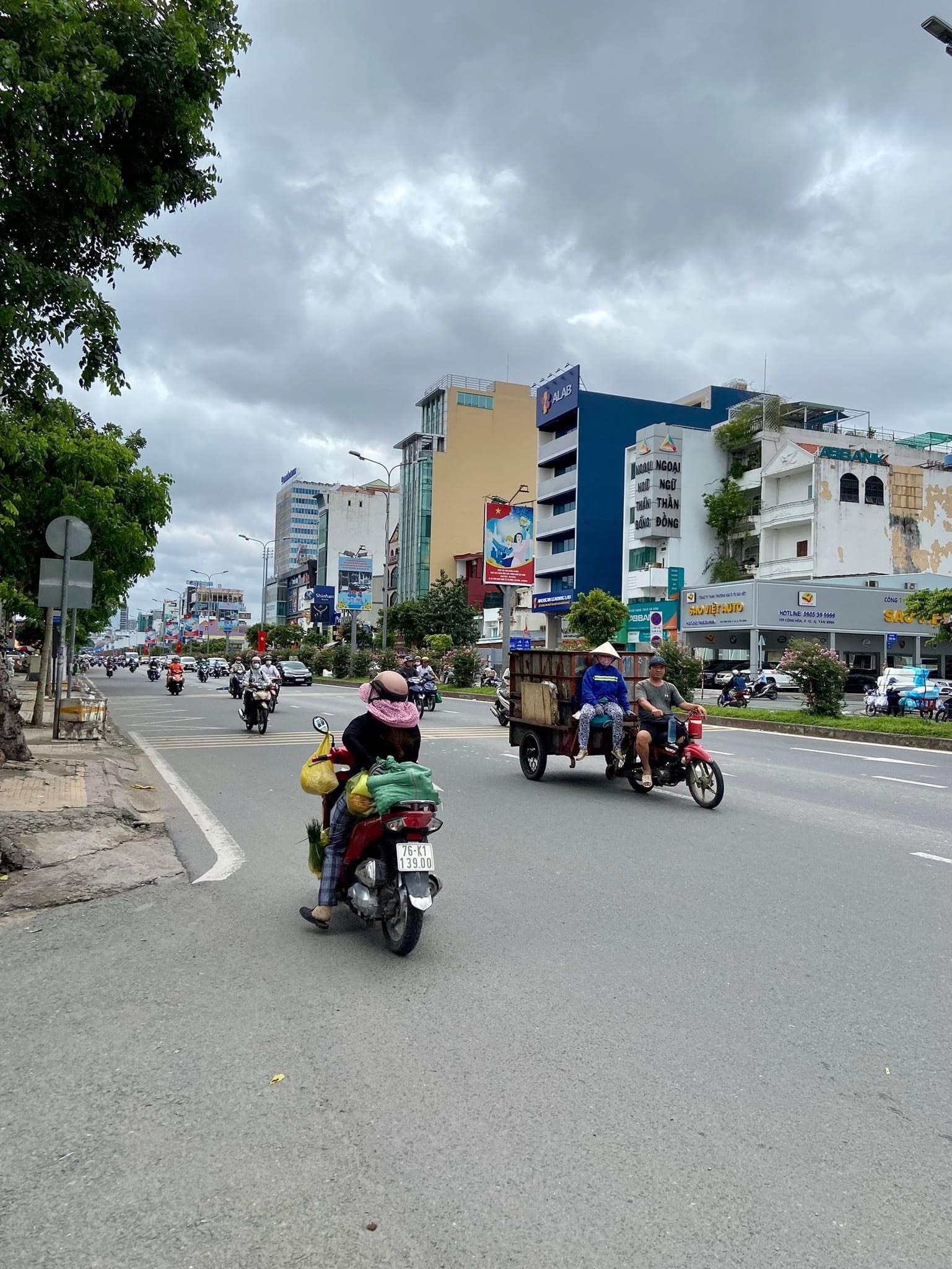 Bán nhà 2 Mặtt tiền Cộng Hoà ngay Lottemart, DT: 4x20m, 4 Tầng, cho thuê 70tr. giá 32.9 tỷ 13922884