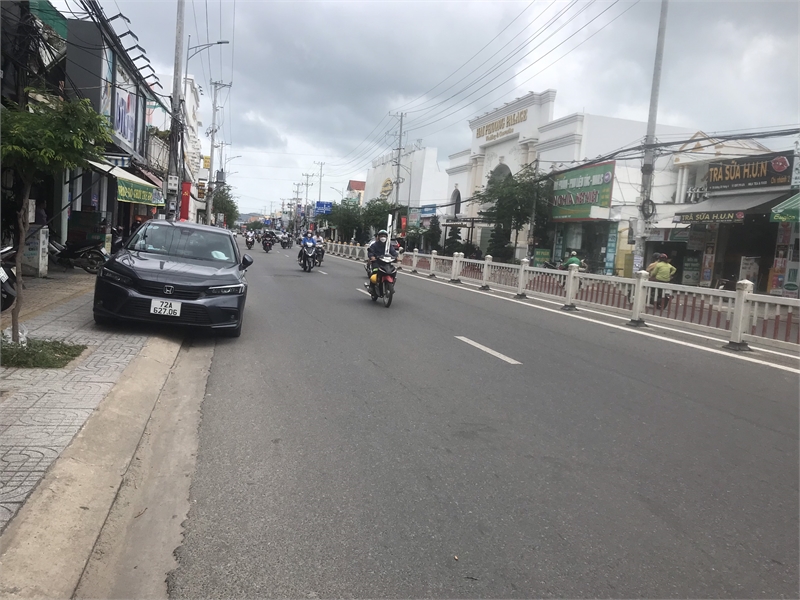 Cho thuê mặt bằng đẹp cạnh cổng KCN Đông Xuyên đường 30/4, TPVT 13923204