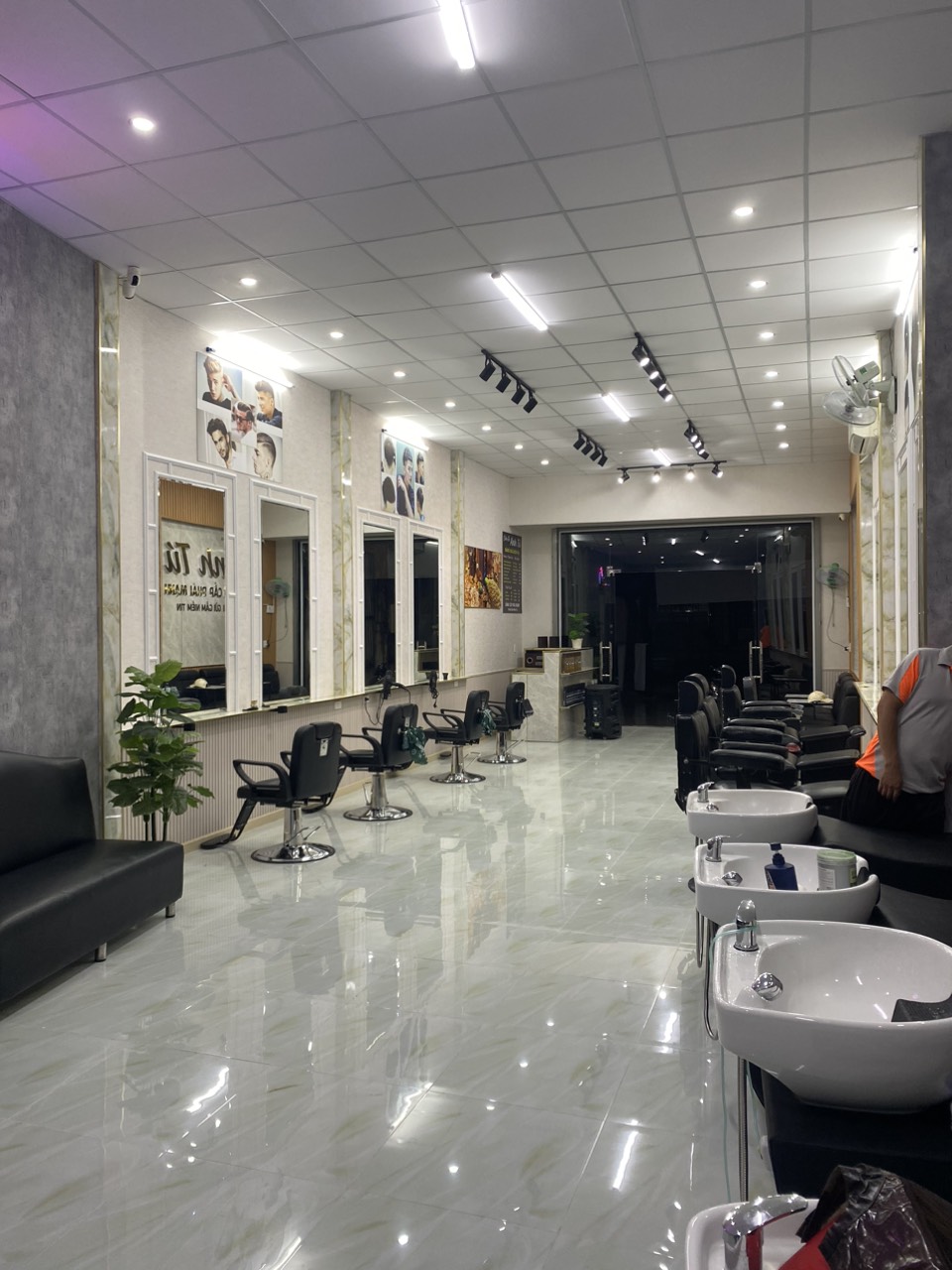 SANG NHƯỢNG SALON TÓC NAM ANH TÚ Địa chỉ: 830 Bình Giã, Phường Rạch Dừa, Vũng Tàu 13943572