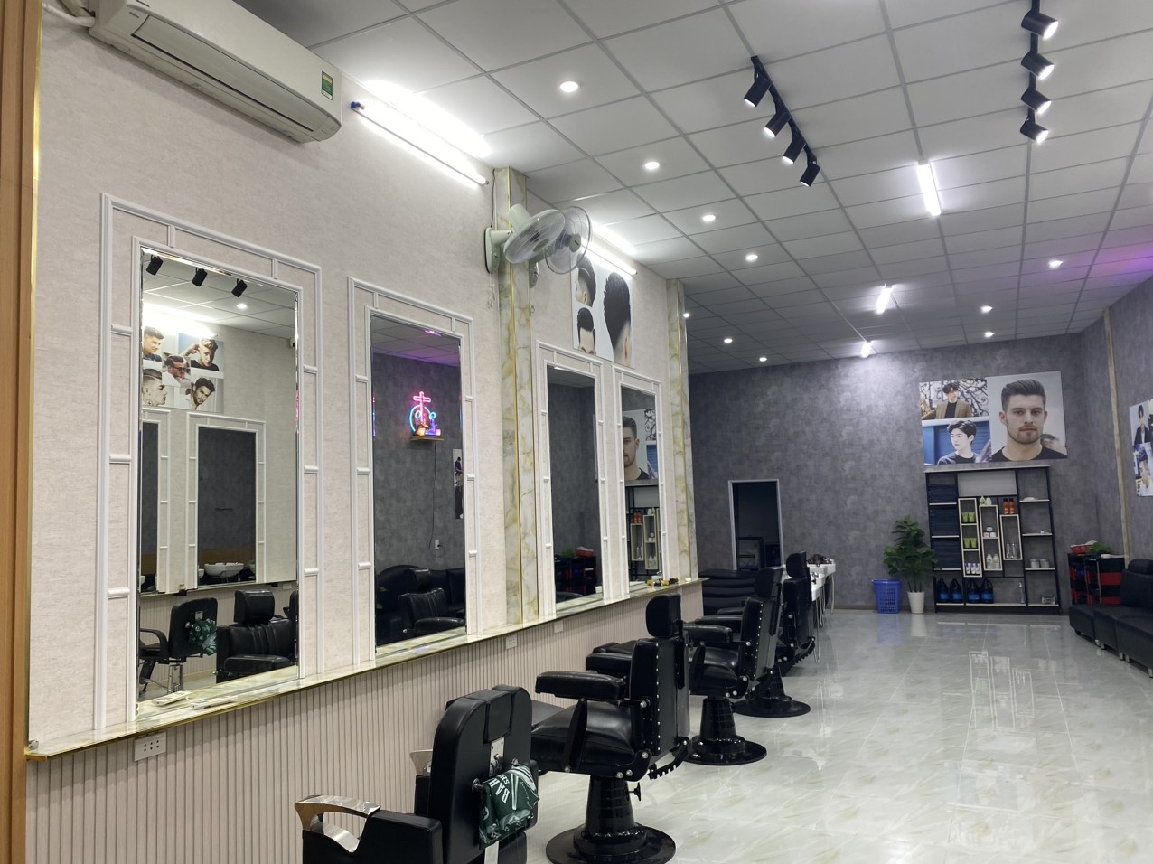 SANG NHƯỢNG SALON TÓC NAM ANH TÚ Địa chỉ: 830 Bình Giã, Phường Rạch Dừa, Vũng Tàu 13943572