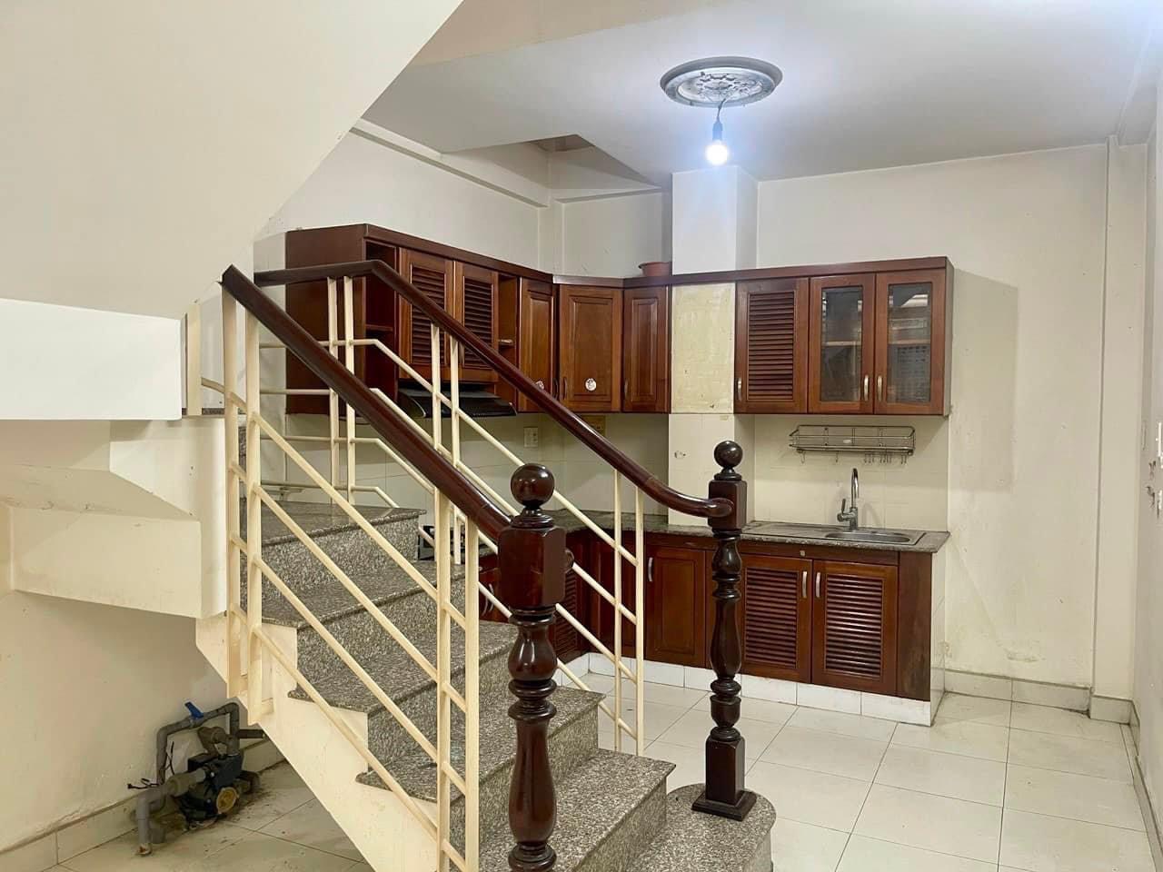 Bán nhà sát MT Nguyễn Đình Chiểu, p4, Q3, 5 tầng, sổ vuông, hẻm thông, 32m2, 6.9 tỷ. 13943696