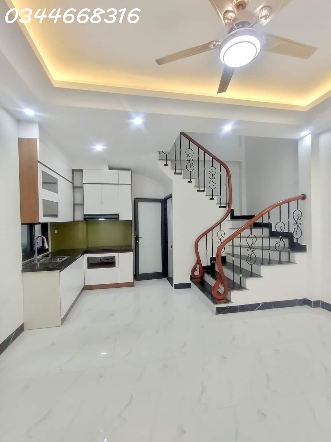 Bán nhà Ngô Gia Tự, Long Biên 20m ra đường ô tô, nhà mới 32m2, 5 tầng, giá 3,55 tỷ 14010517