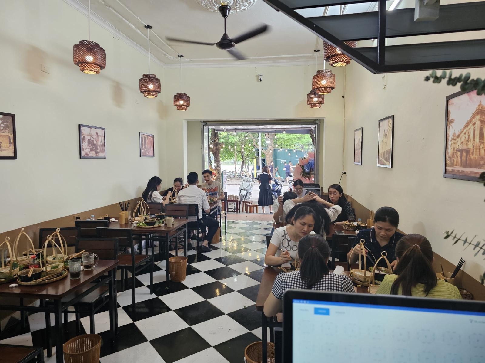 Cần nhượng lại hàng ăn 2 tầng tại khu Hồ Thành 14053063