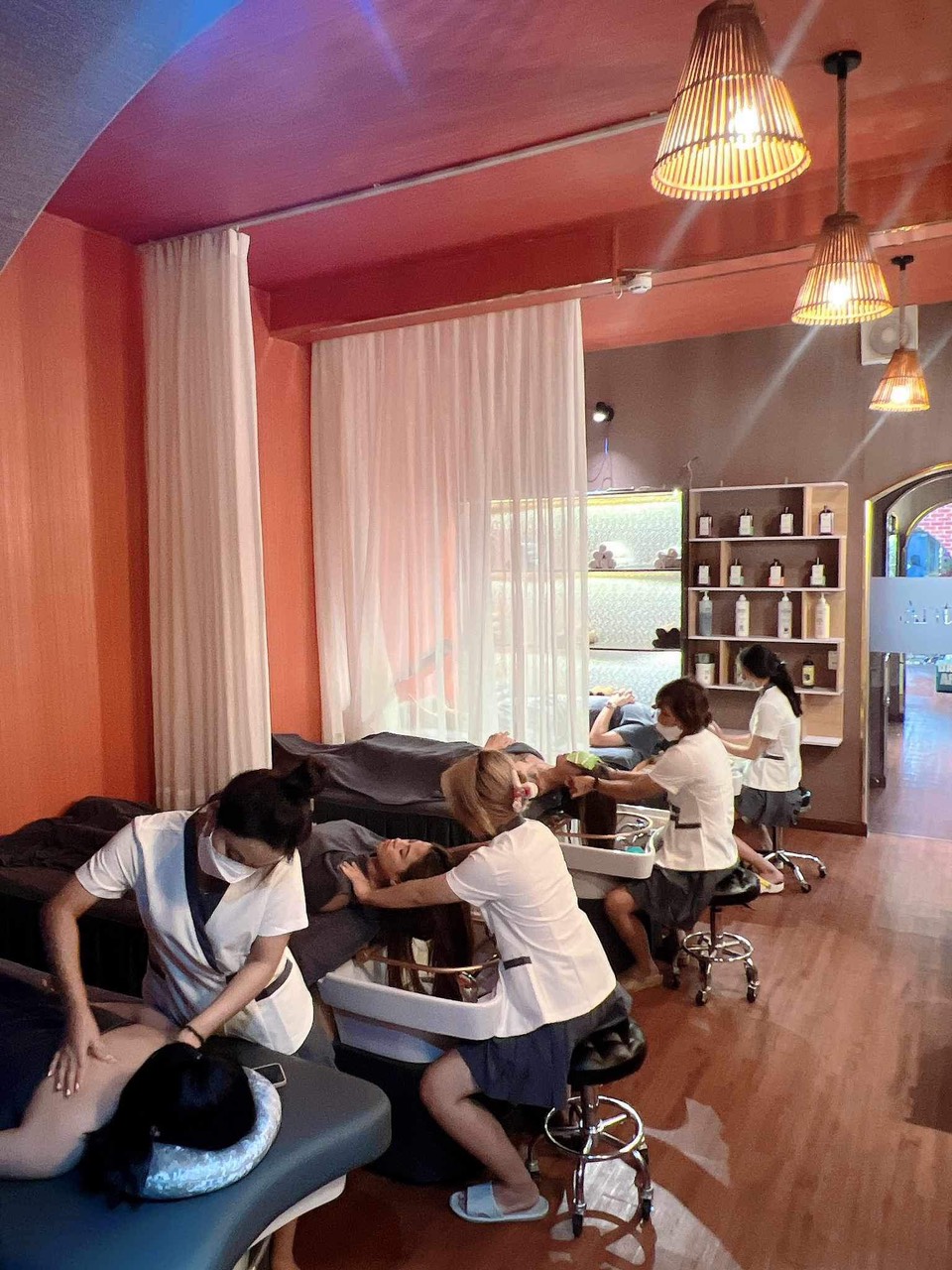 CẦN SANG NHƯỢNG LẠI MẶT BẰNG KINH DOANH TIỆM NAIL SPA 14096657