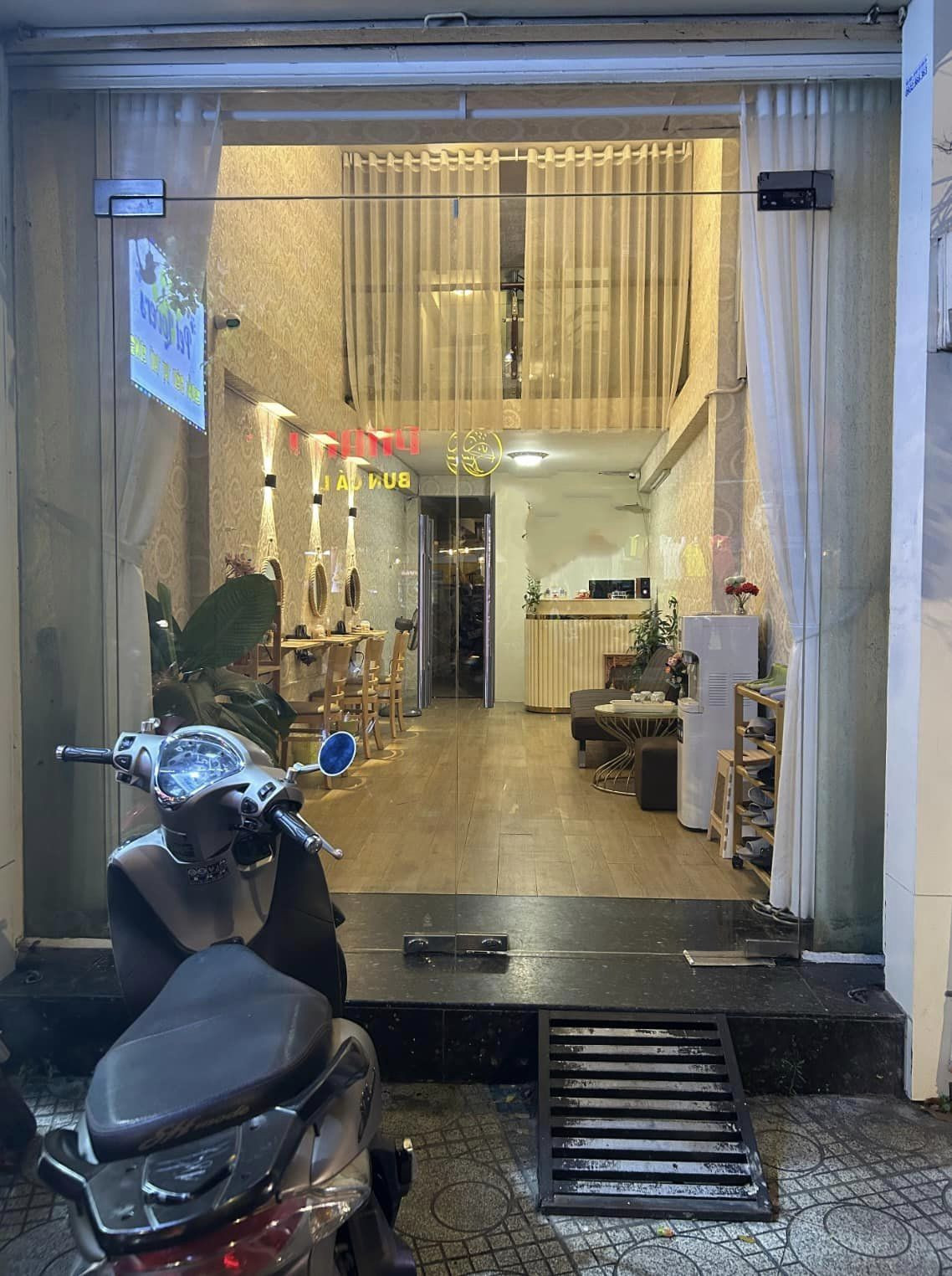 CẦN SANG NHƯỢNG GẤP TIỆM GỘI ĐẦU DƯỠNG SINH ĐỊA CHỈ; P11 - Q10 - HCM nhà 4 tầng 6 phòng 14110703