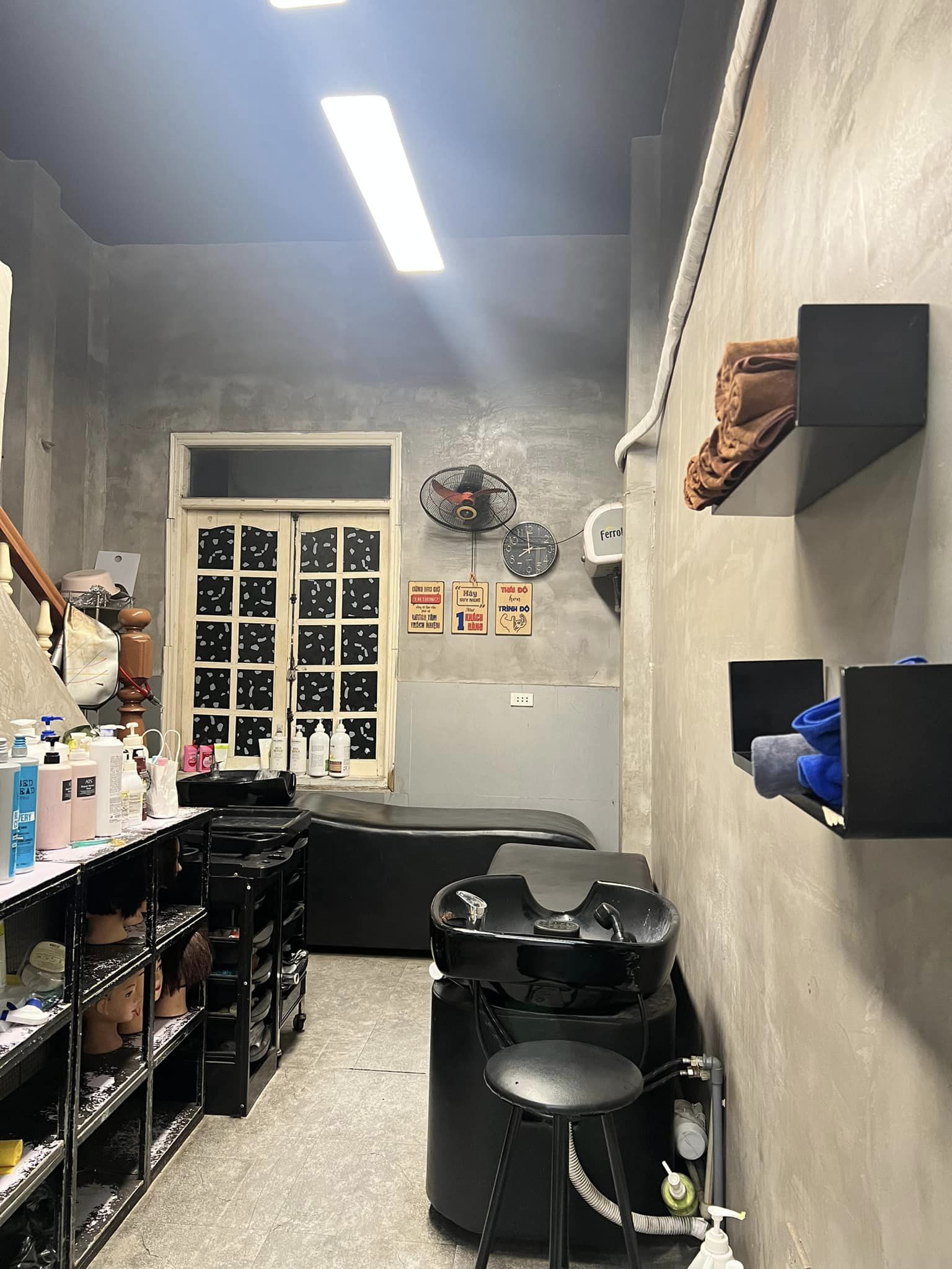 Vì lý do chuyển đổi công việc nên mình cần sang nhượng lại mặt bằng salon tóc 14113823