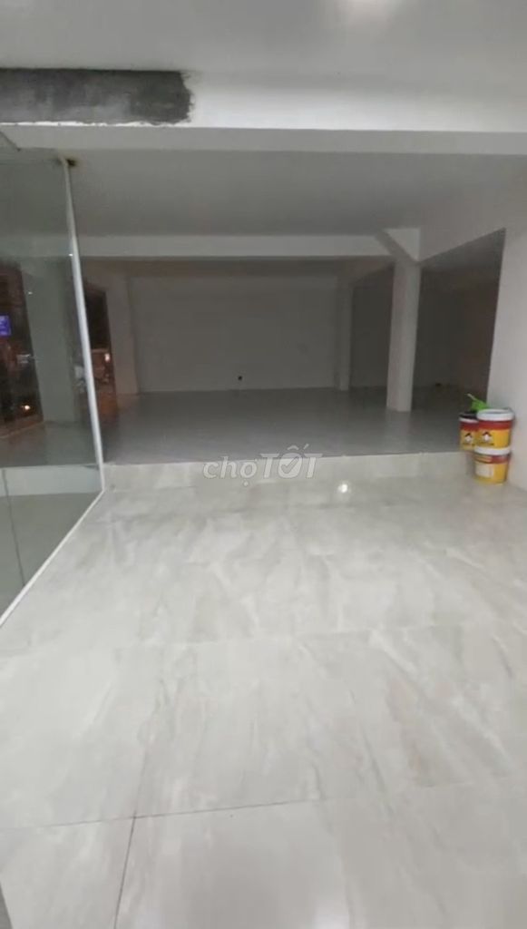 Cho thuê mặt bằng 100m2 ở mặt phố gần đại học Y Hà Nội, mặt tiền full kính 11m 14115621