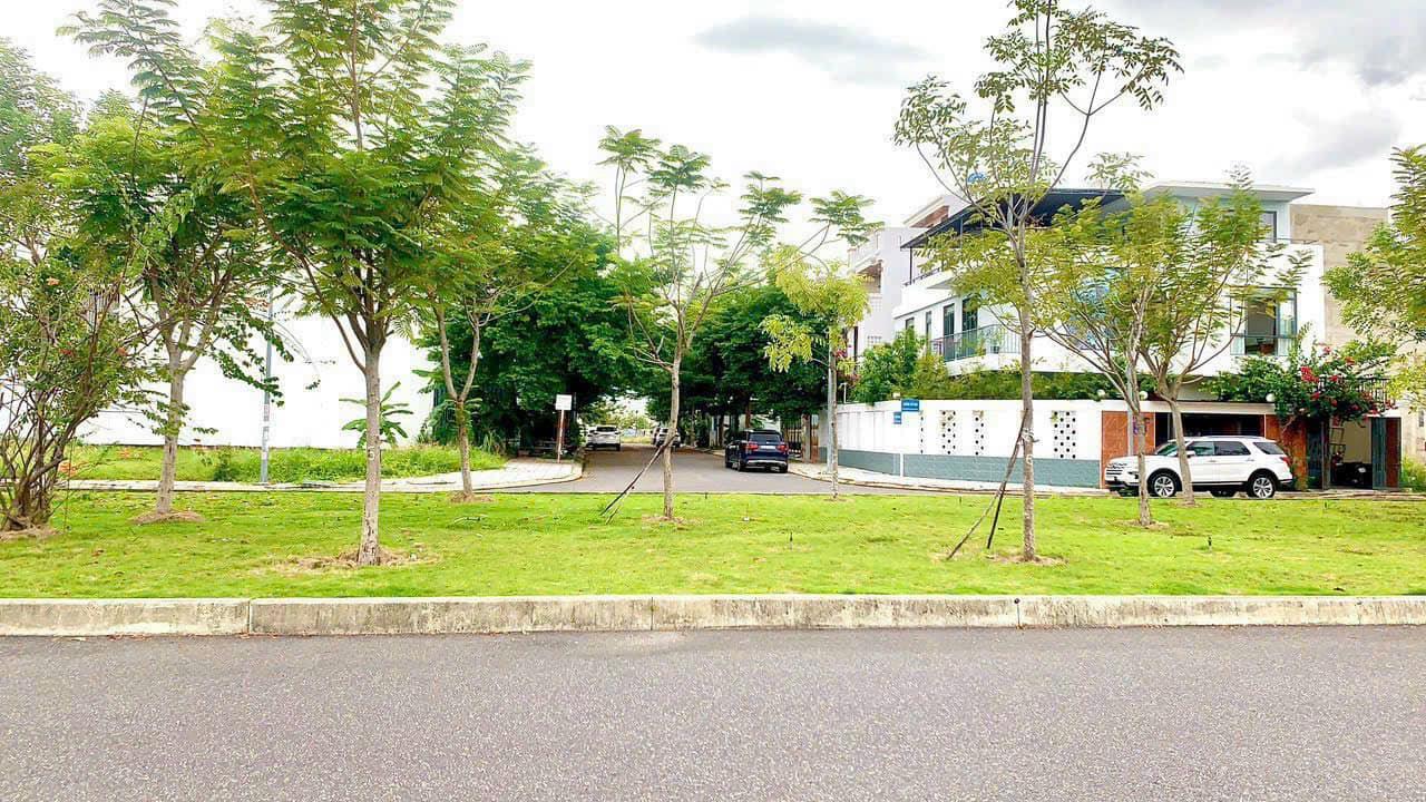Bán lô góc biệt thự Gói 5 (Thái Hưng), Mỹ Gia, Nha Trang
đối diện bồn hoa chỉ 34 tr/m2 14142071