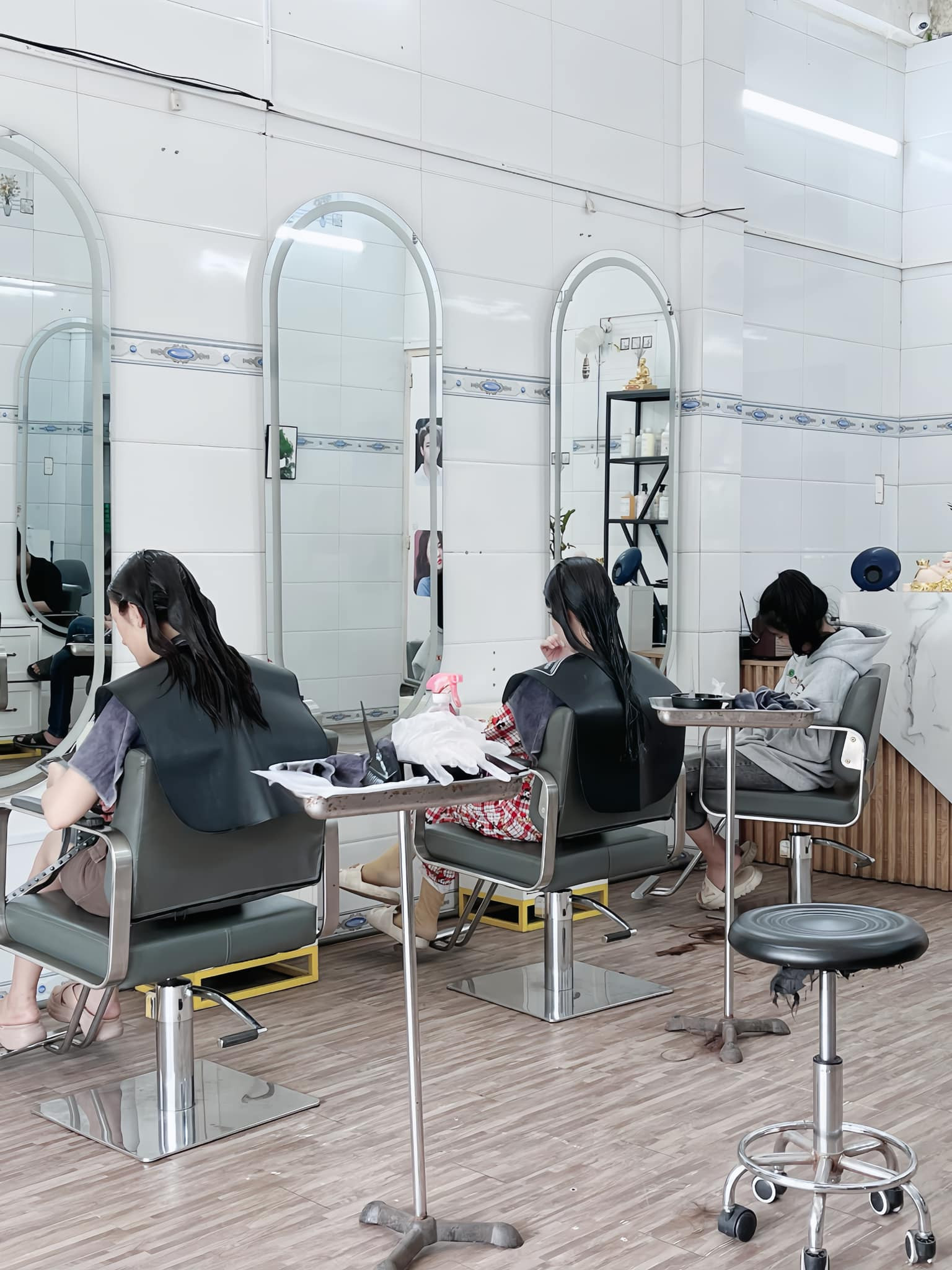 Sang nhượng salon tóc,do nhiều việc nên chia lại Địa chỉ: Võ Văn Vân, Vĩnh Lôc B , Bình Chánh, HCM 14143744