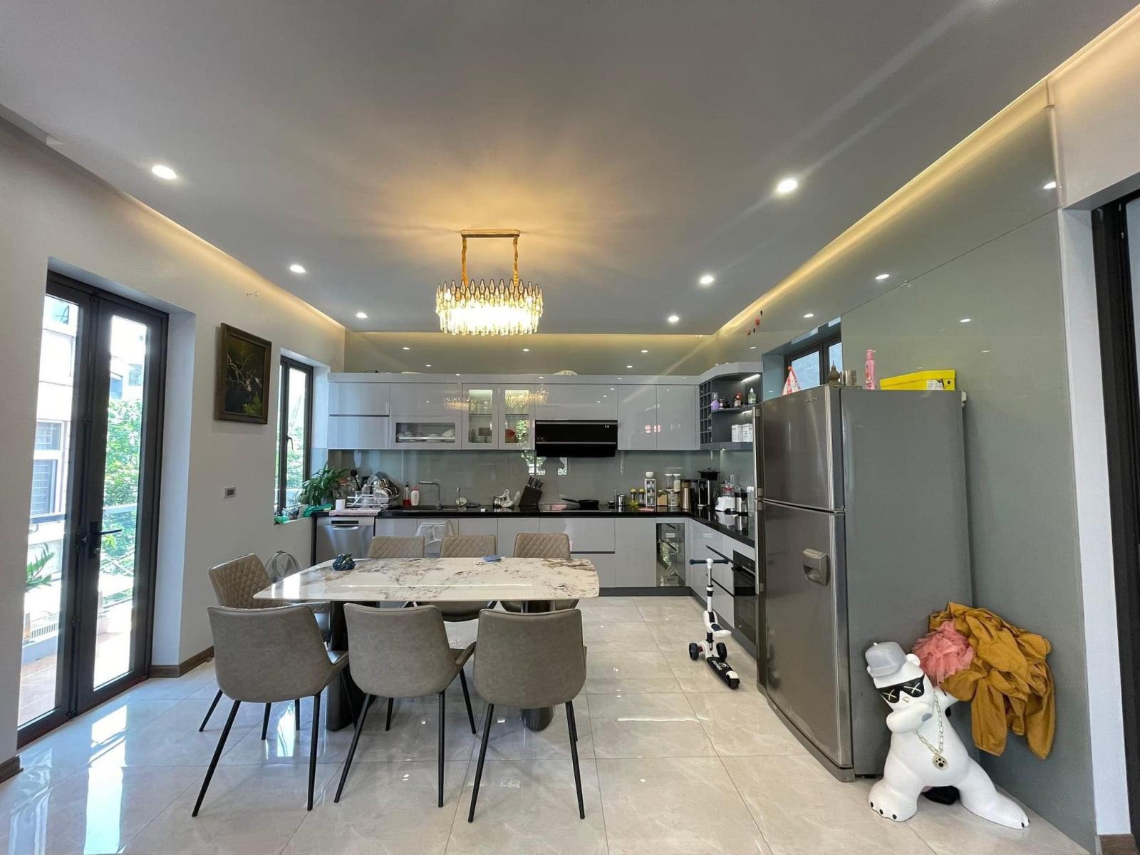 nhà đẹp lô góc Long Biên, 95m x 4 tầng, mặt tiền 9.3m, gara ôtô, full nội thất 14183780