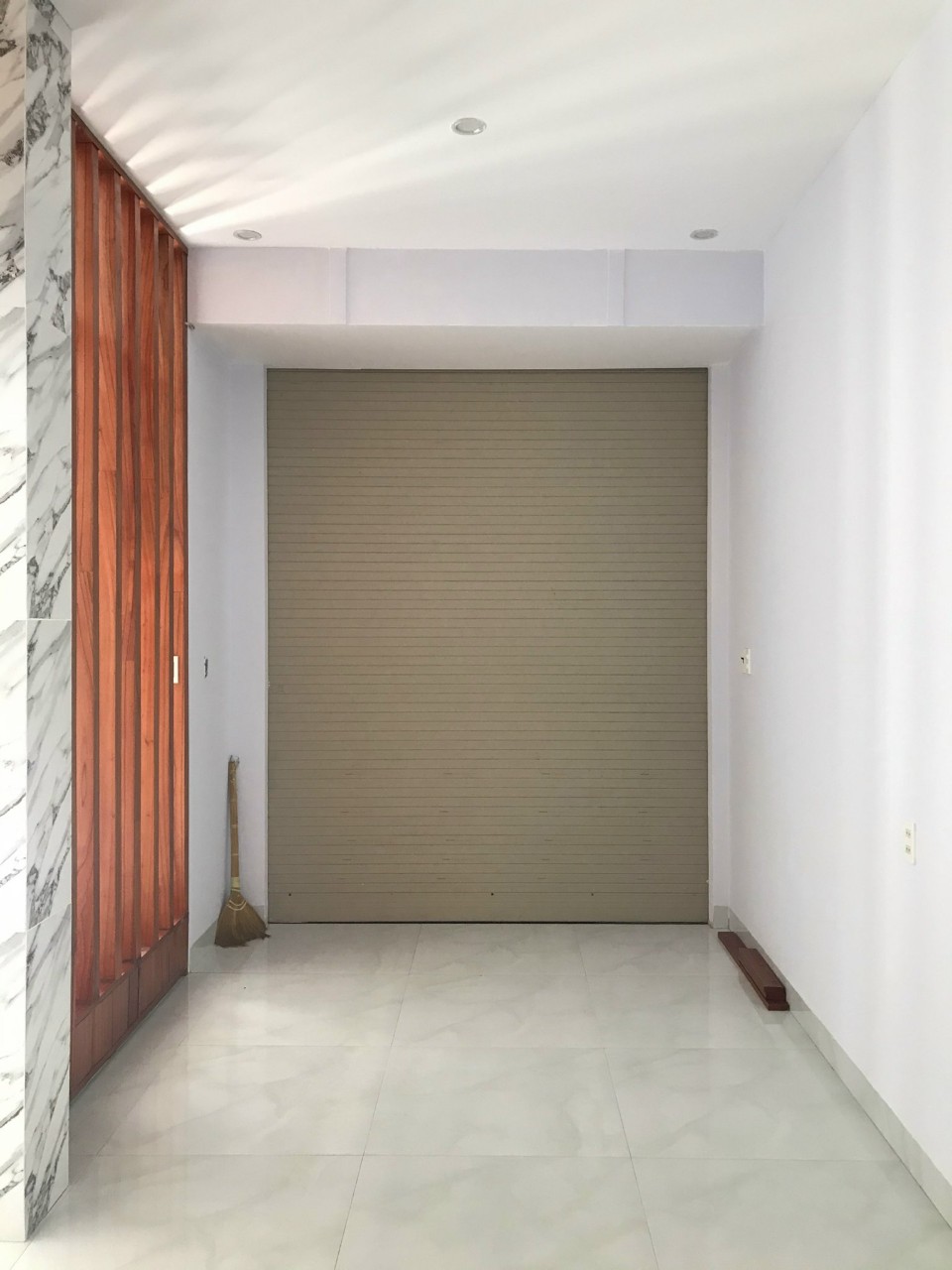 Bán gấp nhà MT Lê Đình Lý,Hải Châu,Đường,đường 10.5m,3tầng,230m2,Giá chỉ 35tỷTLCC. 14197913