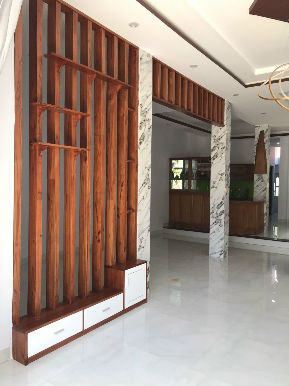 Bán gấp nhà MT Lê Đình Lý,Hải Châu,Đường,đường 10.5m,3tầng,230m2,Giá chỉ 35tỷTLCC. 14197913