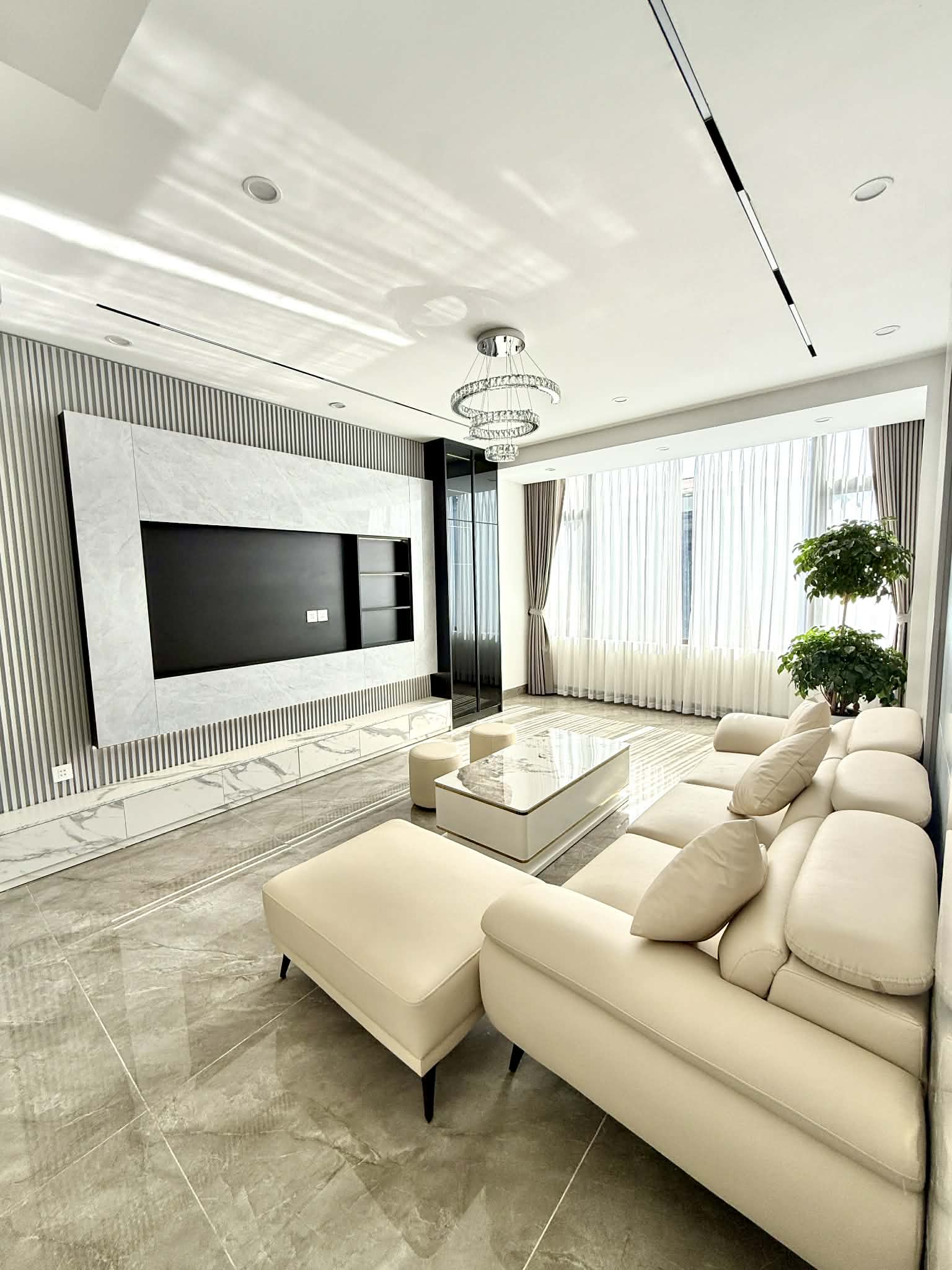 BÁN NHÀ PHÔ NGÔ GIA TỰ - LONG BIÊN, 6 TẦNG THANG MÁY, GARA Ô TÔ, KINH DOANH. GIÁ 11,5 TỶ 15975285