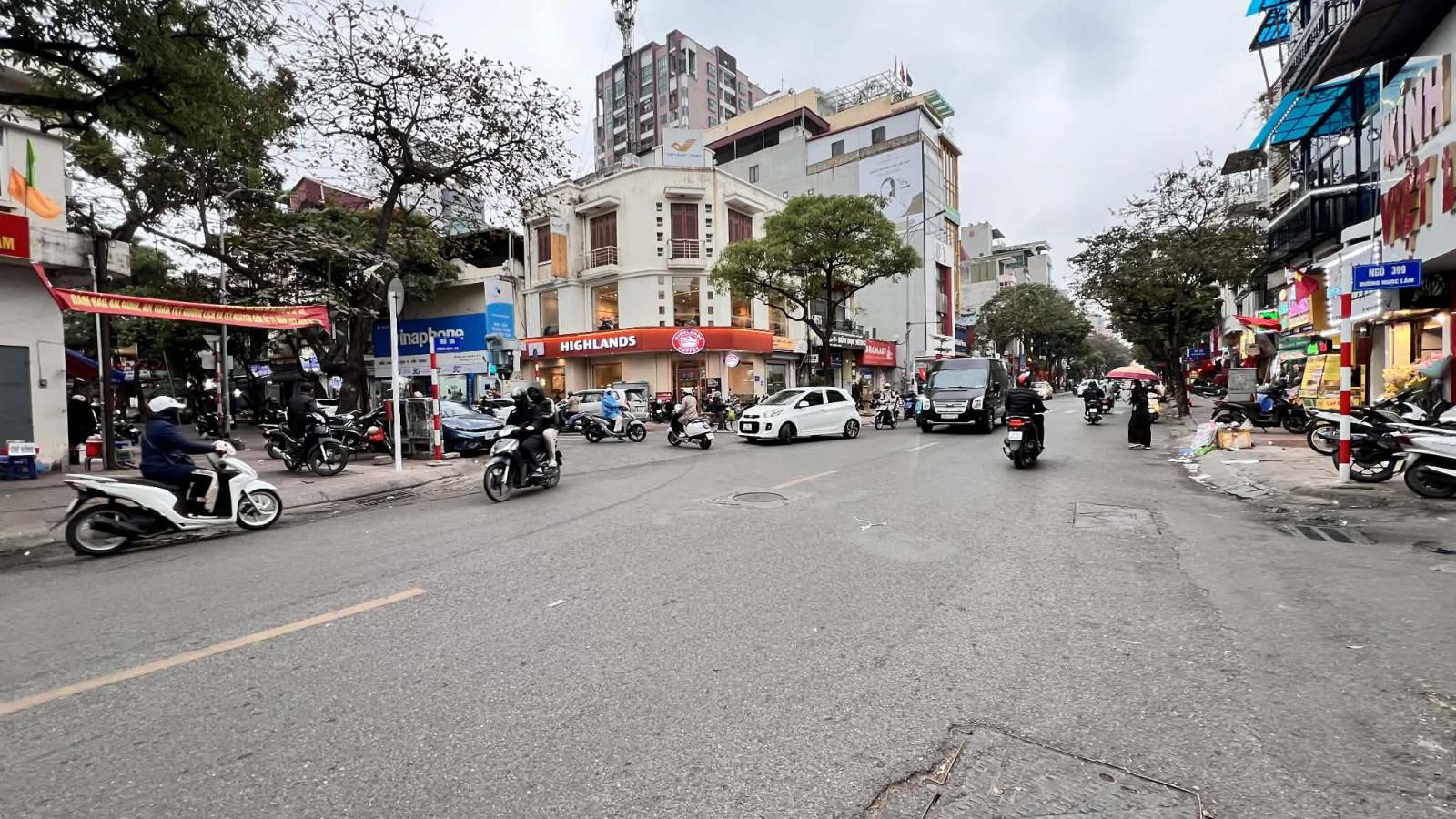 bán nhà Ngọc Lâm, 2 mặt ngõ, ôtô vào nhà, mặt tiền 8.4m, gần vườn hoa bến xe 15975428