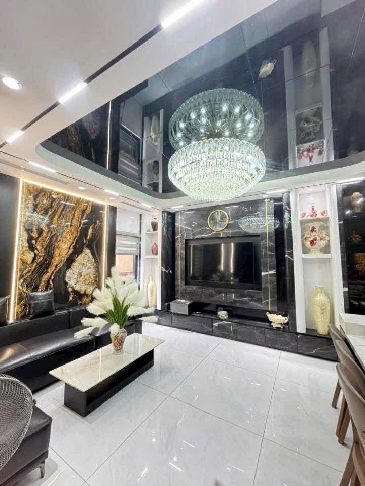 bán nhà Ngọc Lâm, 2 mặt ngõ, ôtô vào nhà, mặt tiền 8.4m, gần vườn hoa bến xe 15975428