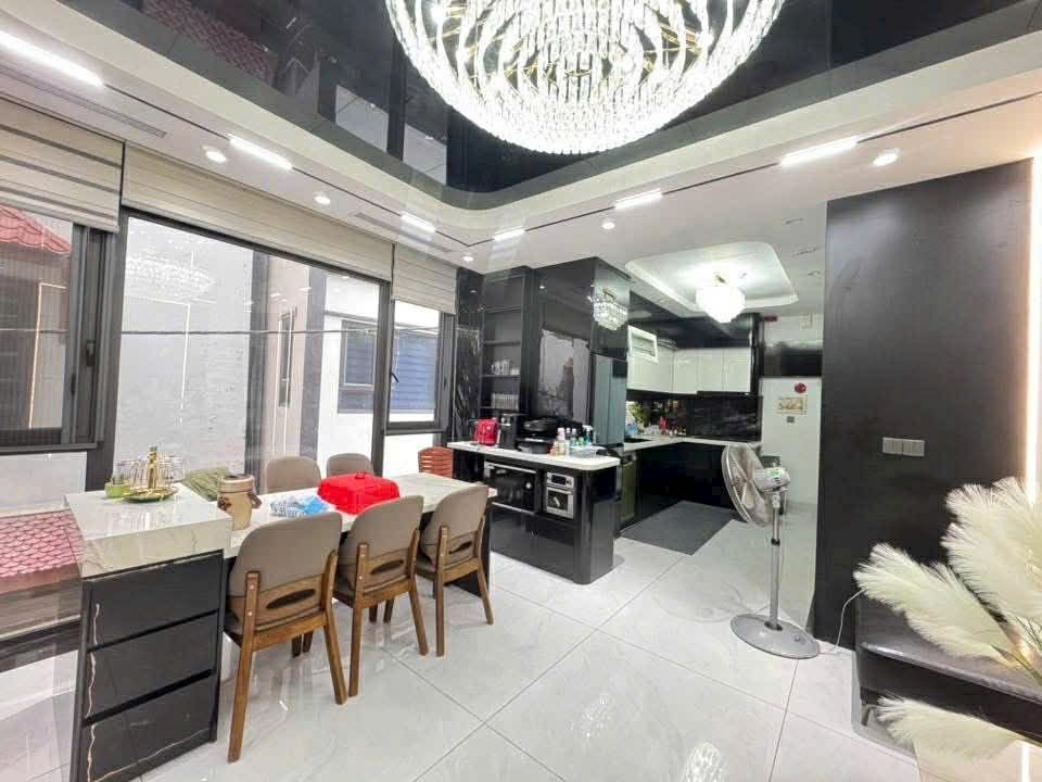 bán nhà Ngọc Lâm, 2 mặt ngõ, ôtô vào nhà, mặt tiền 8.4m, gần vườn hoa bến xe 15975428