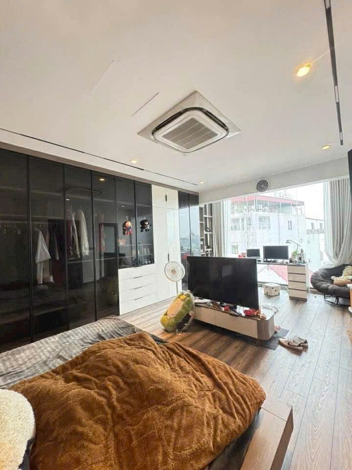 bán nhà Ngọc Lâm, 2 mặt ngõ, ôtô vào nhà, mặt tiền 8.4m, gần vườn hoa bến xe 15975428