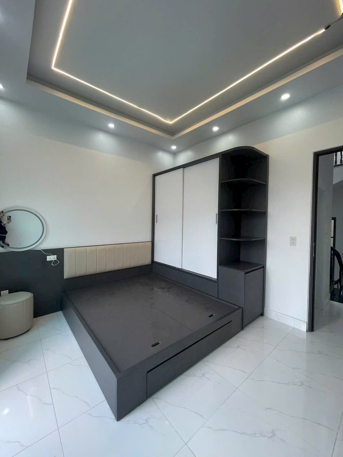 Bán căn nhà 3 tầng ngõ phố Tuệ Tĩnh, ph Bình Hàn, TP Hải Dương, 46.8m2, mt 4m, 3 ngủ, 3 vs 15975514