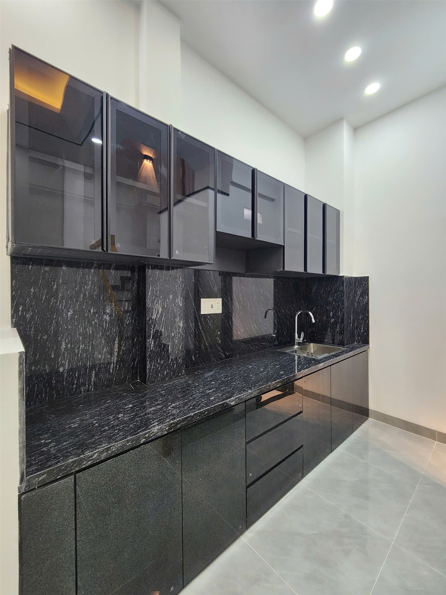 Bán nhà Âu Dương Lân, Quận 8, full đồ vào ở liền, 4 tầng, 36m², sổ riêng, chỉ 6,49 tỷ 15975802