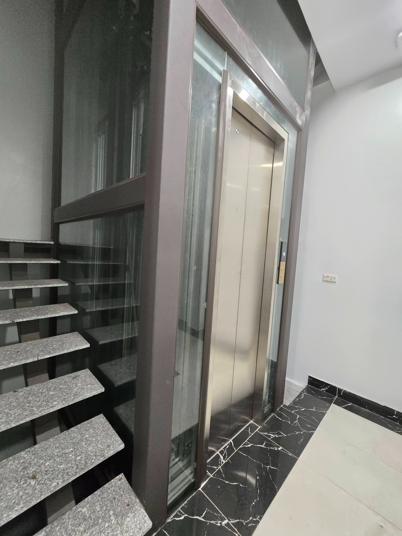 VIP LẠC LONG QUÂN 52M 6T GIÁ CHÀO 26*6 TỶ-NGÕ Ô TÔ- THÔNG KINH DOANH-THANG MÁY XỊN XÒ 15975962