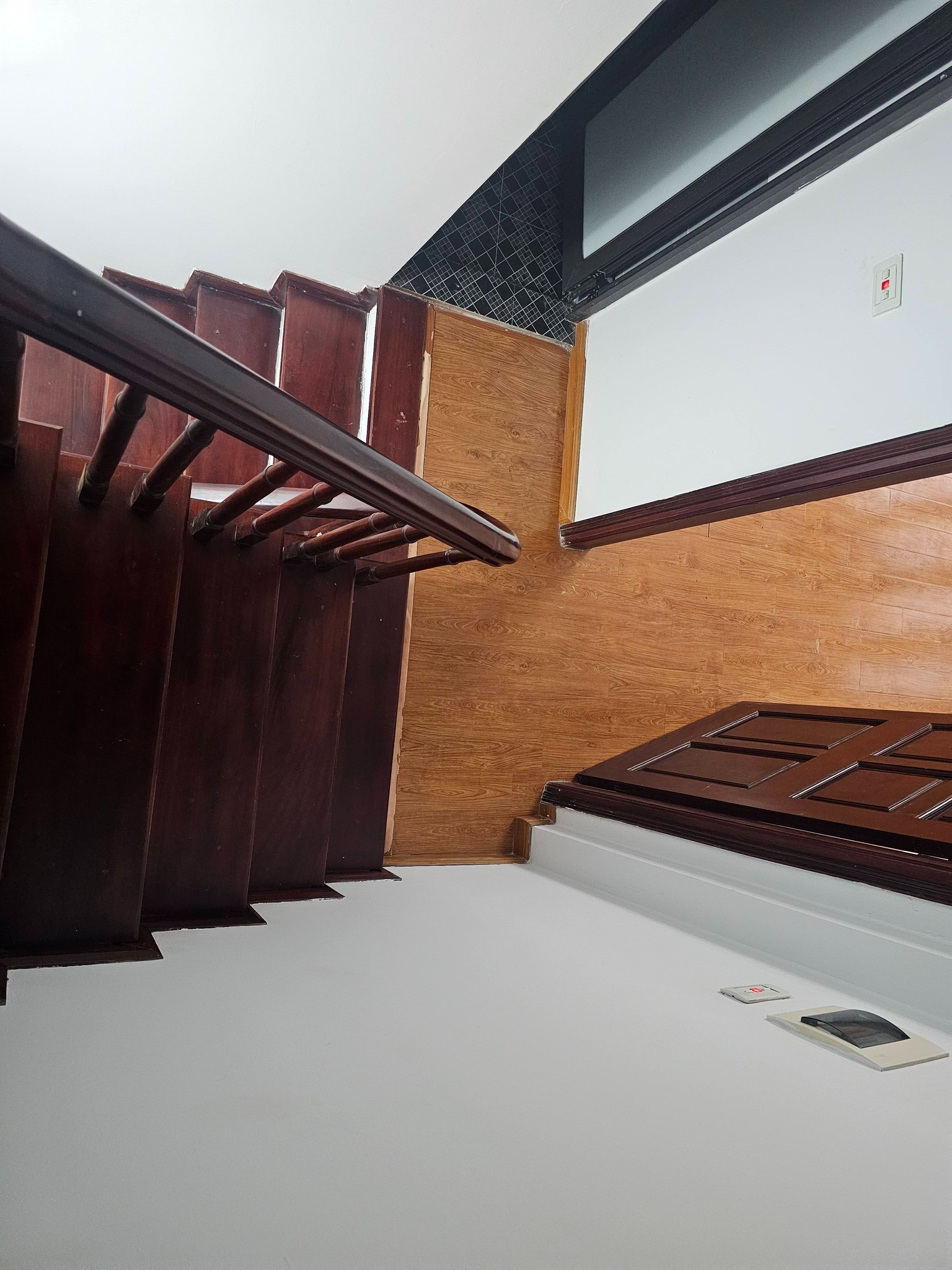 NHÀ MỚI NGÕ THÔNG PHỐ HOÀNG HOA THÁM 35M 5 TẦNG GIÁ 9,8 TỶ GẦN Ô TÔ- KINH DOANH TỐT 15976193