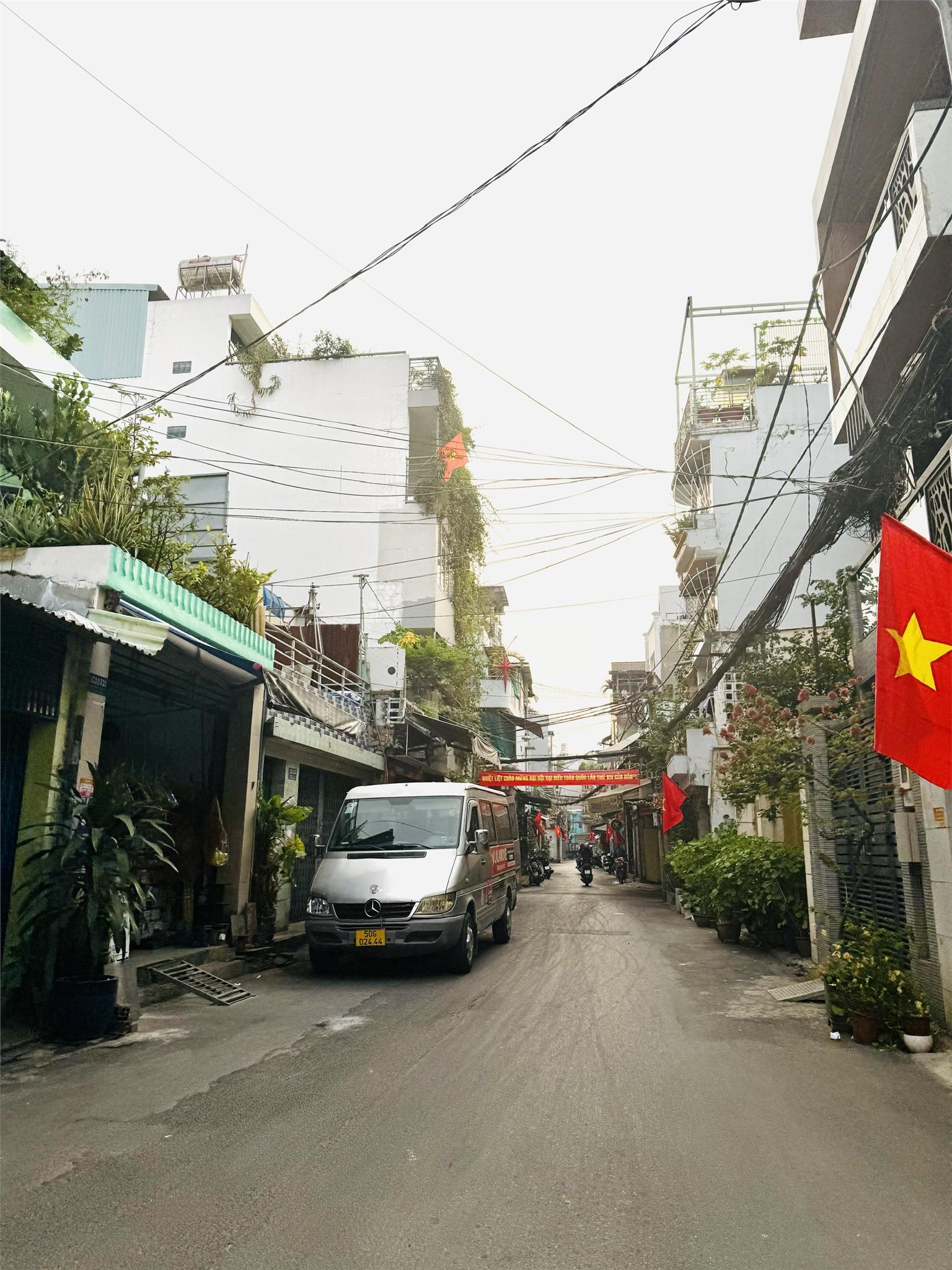 Bán nhà hẻm 8m đường Phạm Văn Hai, phường 3, Tân Bình; 5x17m; chợ PVH 15976512