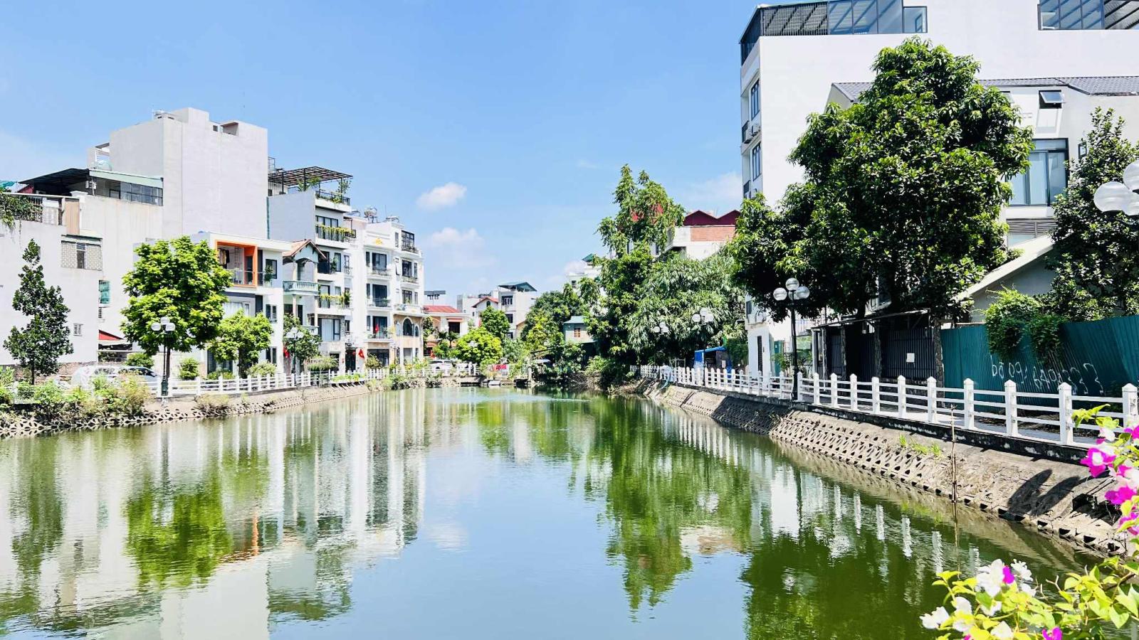 biệt thự sân vườn Ngọc Thụy, 430m x 4 tầng, mặt tiền 11m, ôtô tránh, full thổ cư 15976571