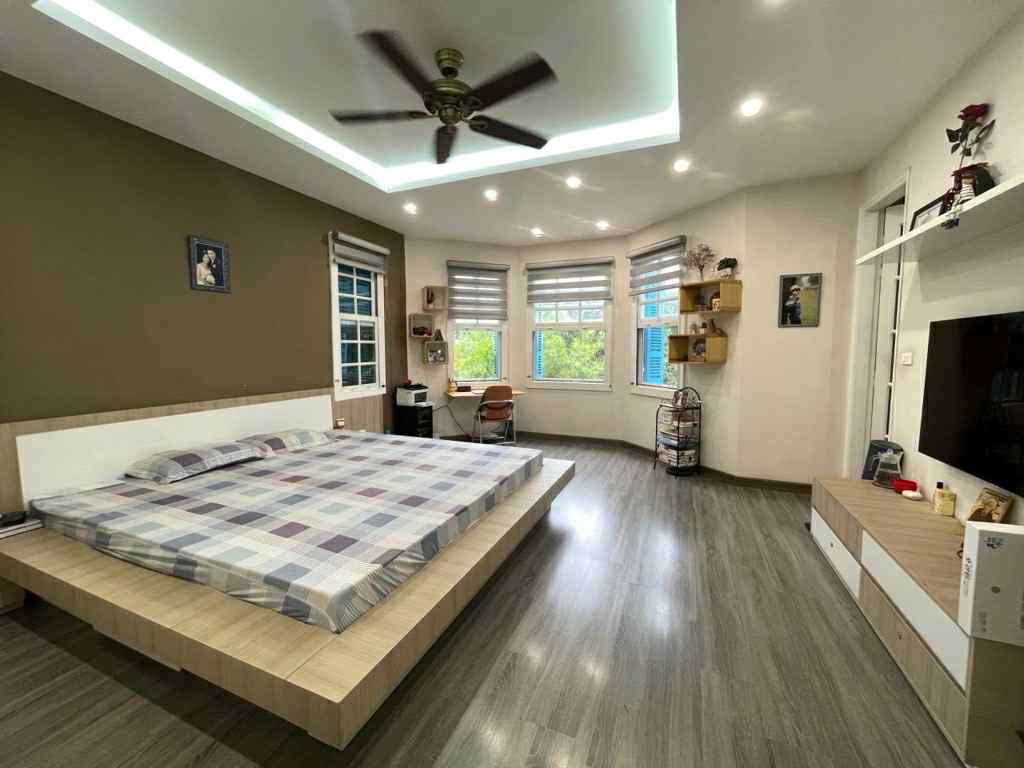 biệt thự sân vườn Ngọc Thụy, 430m x 4 tầng, mặt tiền 11m, ôtô tránh, full thổ cư 15976574