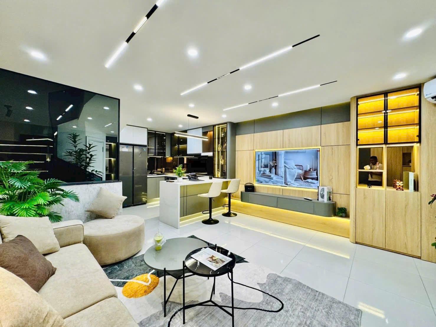 HÀNG HIẾM-Mặt Tiền NGÔ QUYỀN Trung Tâm Quận 5 (4.2x20.2) 5 Tầng-CHỈ 32 TỶ 15976586