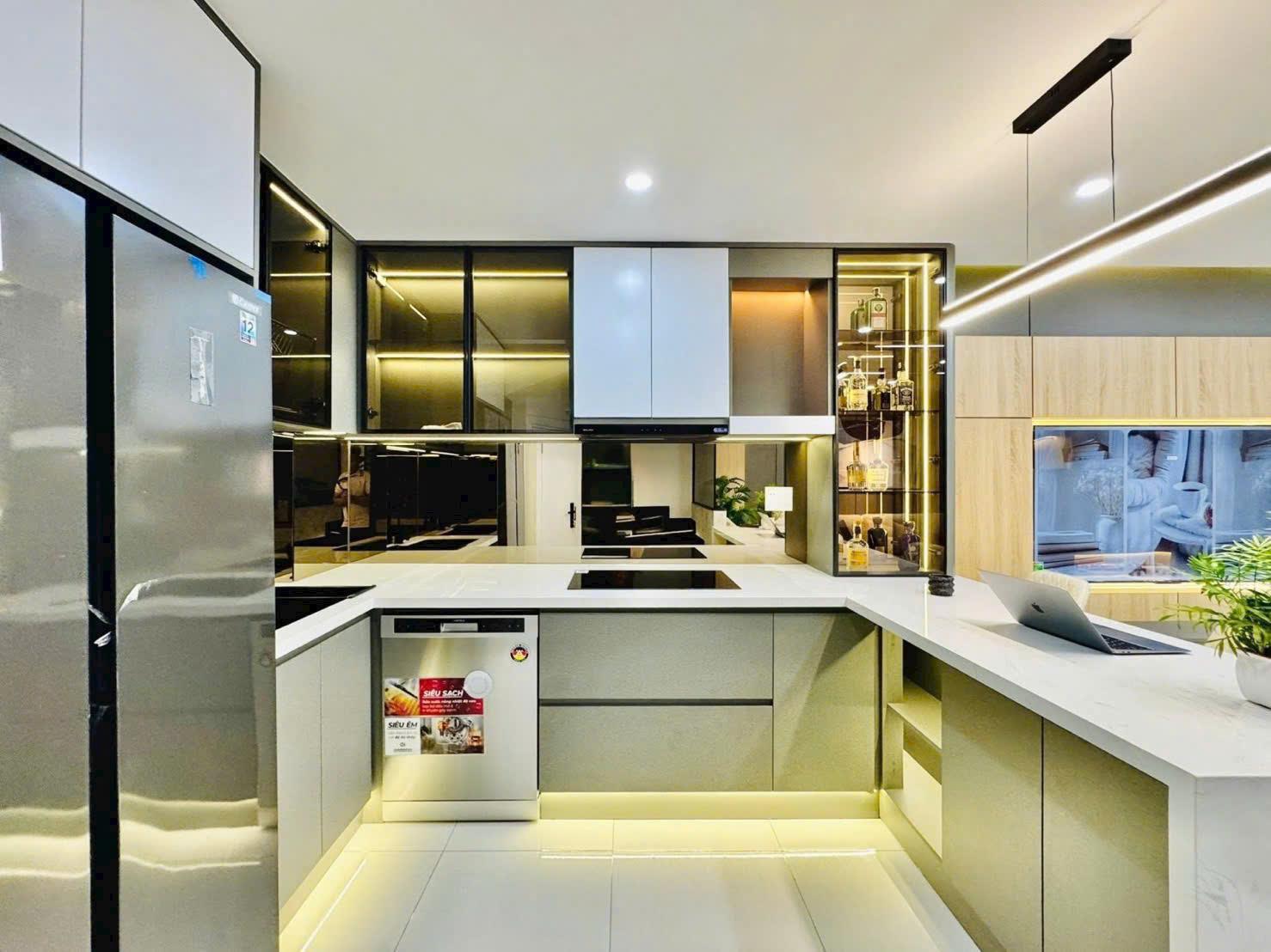 HÀNG HIẾM-Mặt Tiền NGÔ QUYỀN Trung Tâm Quận 5 (4.2x20.2) 5 Tầng-CHỈ 32 TỶ 15976586