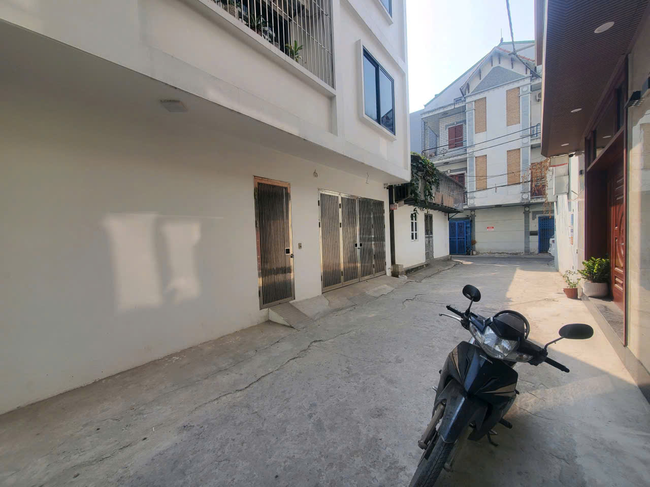 Bán nhà Ngô Gia Tự,Long Biên 4 tầng,74m,mt10m oto tránh nhỉnh 13 tỷ 15976645