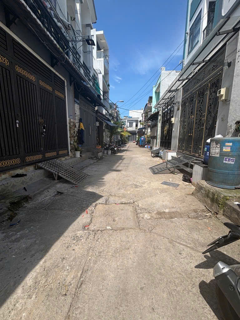 Bán nhà Bình Trị Đông, Bình Tân, 5 tầng, hẻm thông ra đường lớn chỉ 50m, 4 x 10 m, chỉ nhỉnh 6 tỷ. 15977077