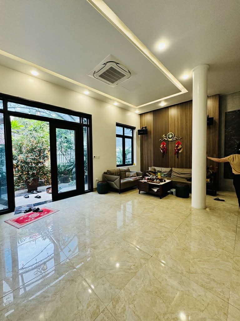 biệt thự sân vườn Ngọc Thuỵ, 200m x 4 tầng, mặt tiền 12.5m, 3 thoáng, ngõ thông, ôtô để trong sân 15977269