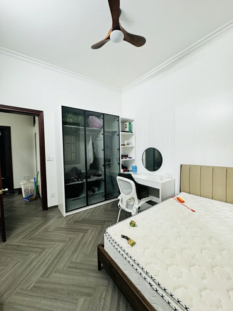 biệt thự sân vườn Ngọc Thuỵ, 200m x 4 tầng, mặt tiền 12.5m, 3 thoáng, ngõ thông, ôtô để trong sân 15977269