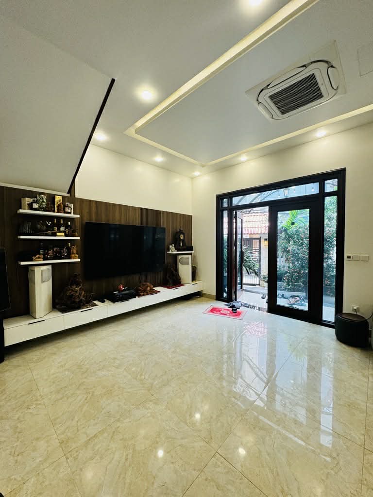 biệt thự sân vườn Ngọc Thuỵ, 200m x 4 tầng, mặt tiền 12.5m, 3 thoáng, ngõ thông, ôtô để trong sân 15977269