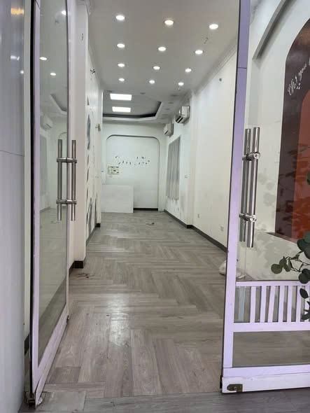 CHO THUÊ TẦNG 1 – MẶT PHỐ ĐỘI CẤN khu vực sầm uất, đông dân cư, gần các tuyến phố lớn như Liễu Giai 15977640