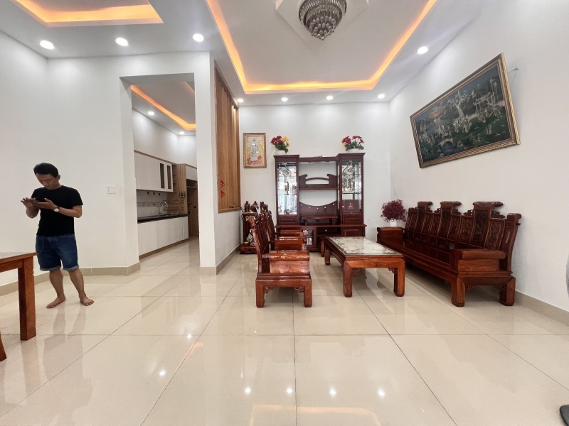 Bán nhà mặt phố đường số 4, Phường Linh Xuân, TP HCM. DT 140m2, 3 tầng, giá  8.85 tỷ. 15977734