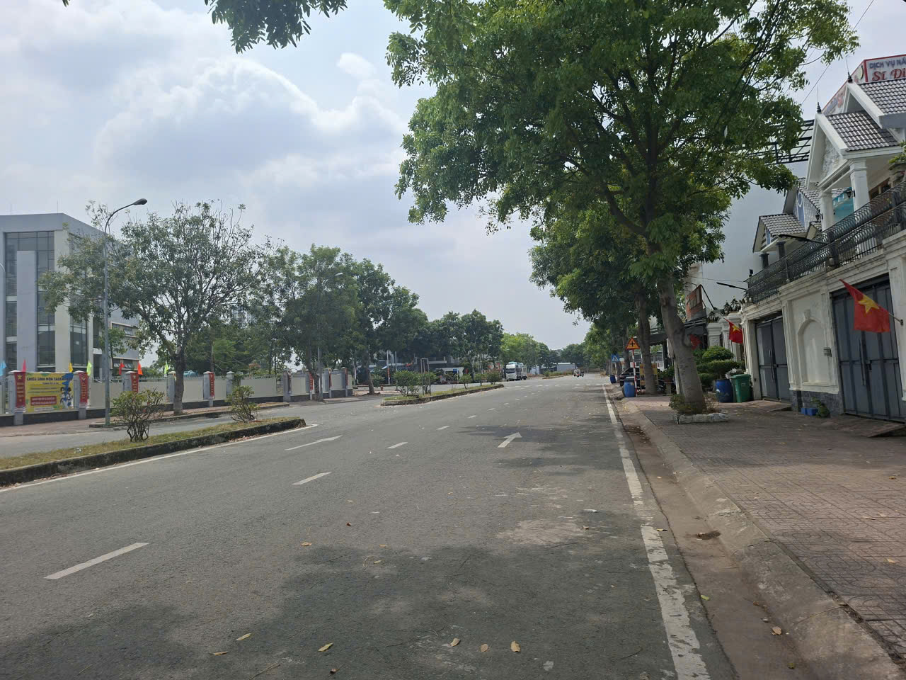 Bán đất LÔ GÓC 3 MẶT THOÁNG,KD buôn bán tốt,Liền kề Công Viên,trường học 15977826